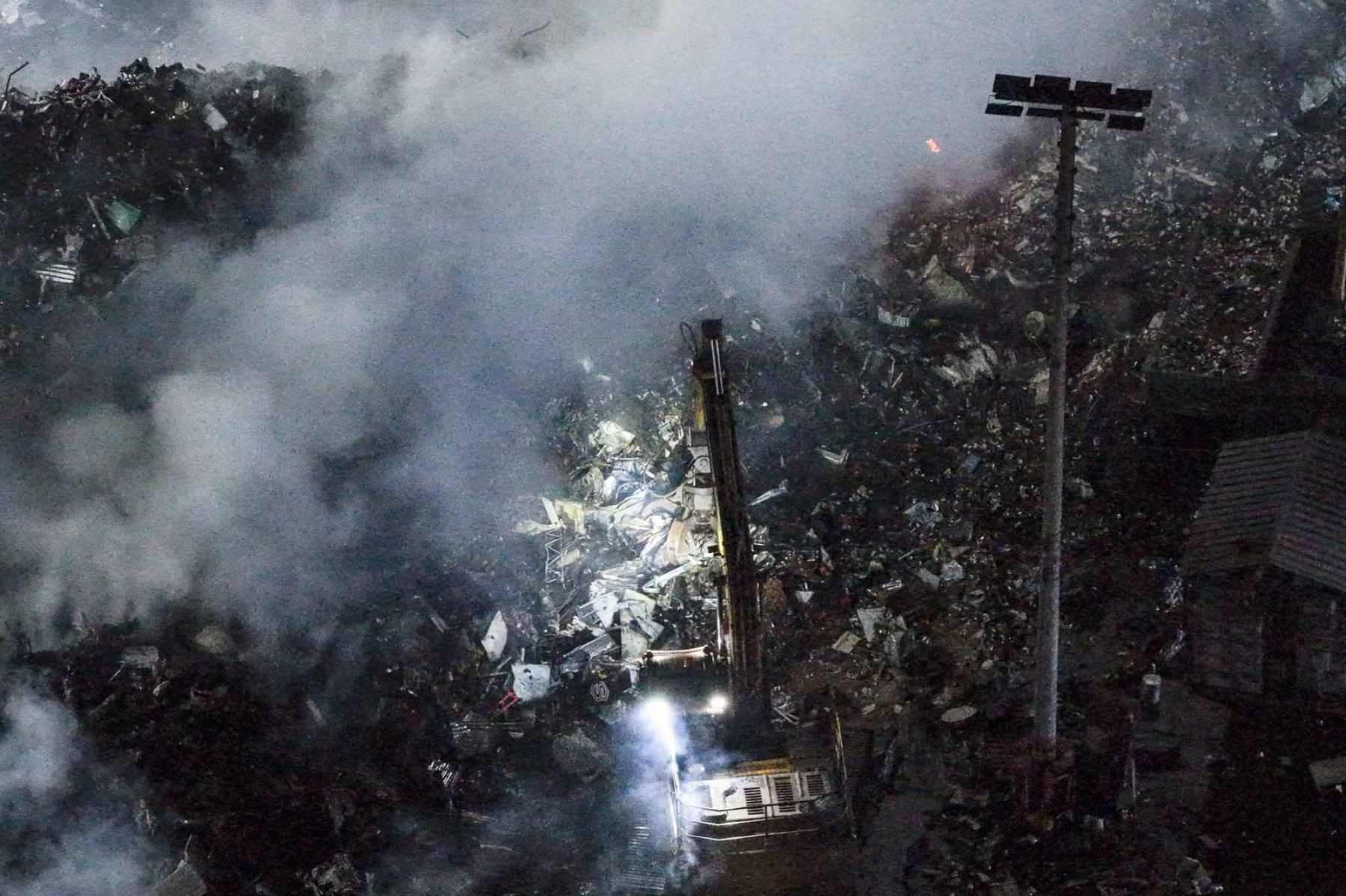 Más de 14 unidades de bomberos de diversos distritos atienden incendio en un almacén de reciclaje en la Asociación Villa Rica, ubicada en la zona industrial de Villa el Salvador la noche del viernes 9 de octubre de 2026. Foto: ANDINA/Daniel Bracamonte
