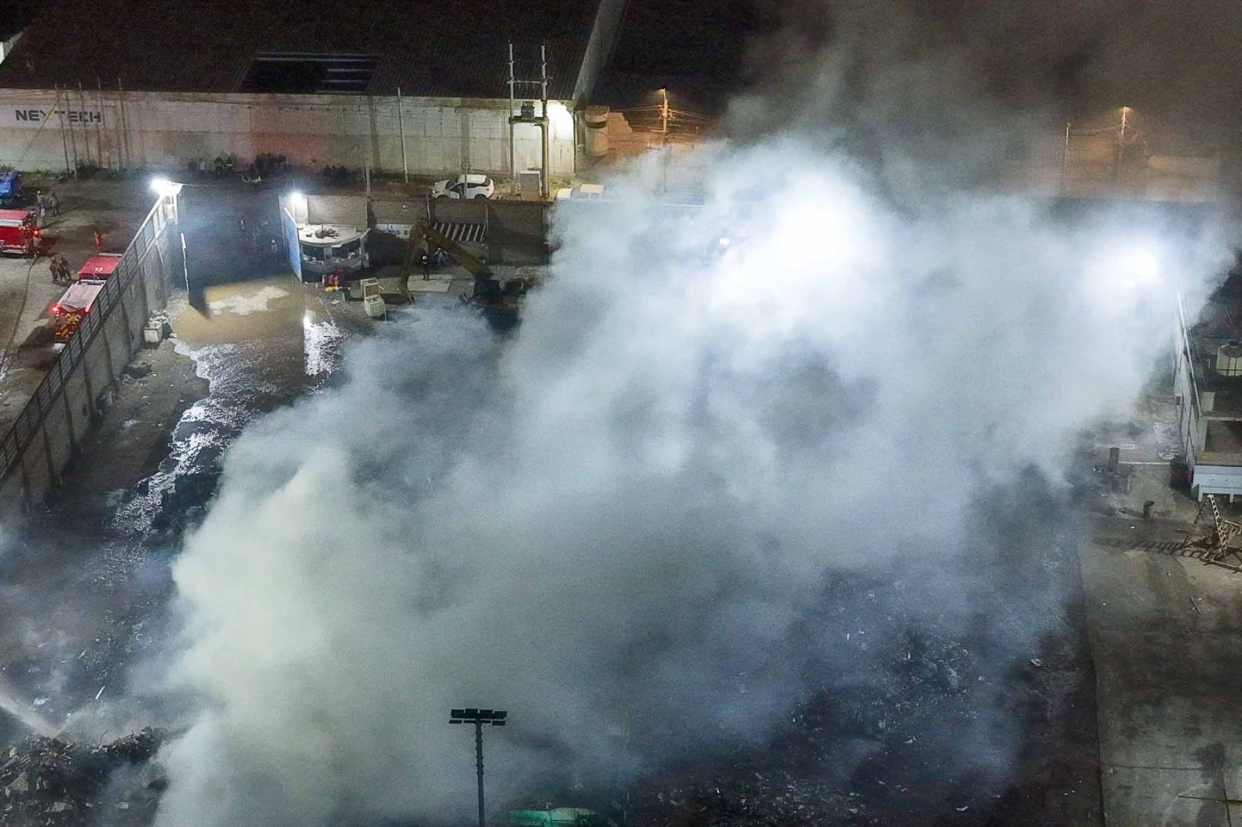 Más de 14 unidades de bomberos de diversos distritos atienden incendio en un almacén de reciclaje en la Asociación Villa Rica, ubicada en la zona industrial de Villa el Salvador la noche del viernes 9 de octubre de 2026. Foto: ANDINA/Daniel Bracamonte