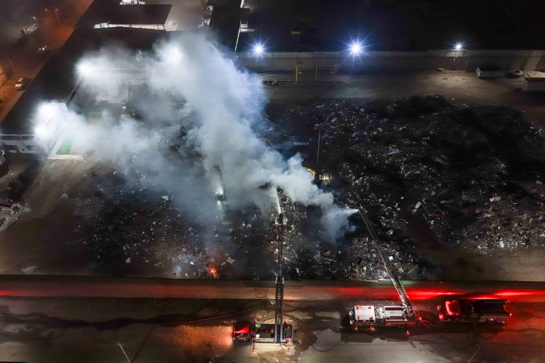 Más de 14 unidades de bomberos de diversos distritos atienden incendio en un almacén de reciclaje en la Asociación Villa Rica, ubicada en la zona industrial de Villa el Salvador la noche del viernes 9 de octubre de 2026. Foto: ANDINA/Daniel Bracamonte