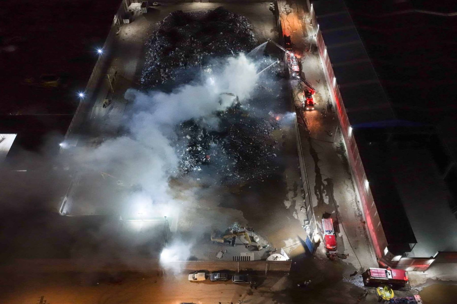 Más de 14 unidades de bomberos de diversos distritos atienden incendio en un almacén de reciclaje en la Asociación Villa Rica, ubicada en la zona industrial de Villa el Salvador la noche del viernes 9 de octubre de 2026. Foto: ANDINA/Daniel Bracamonte