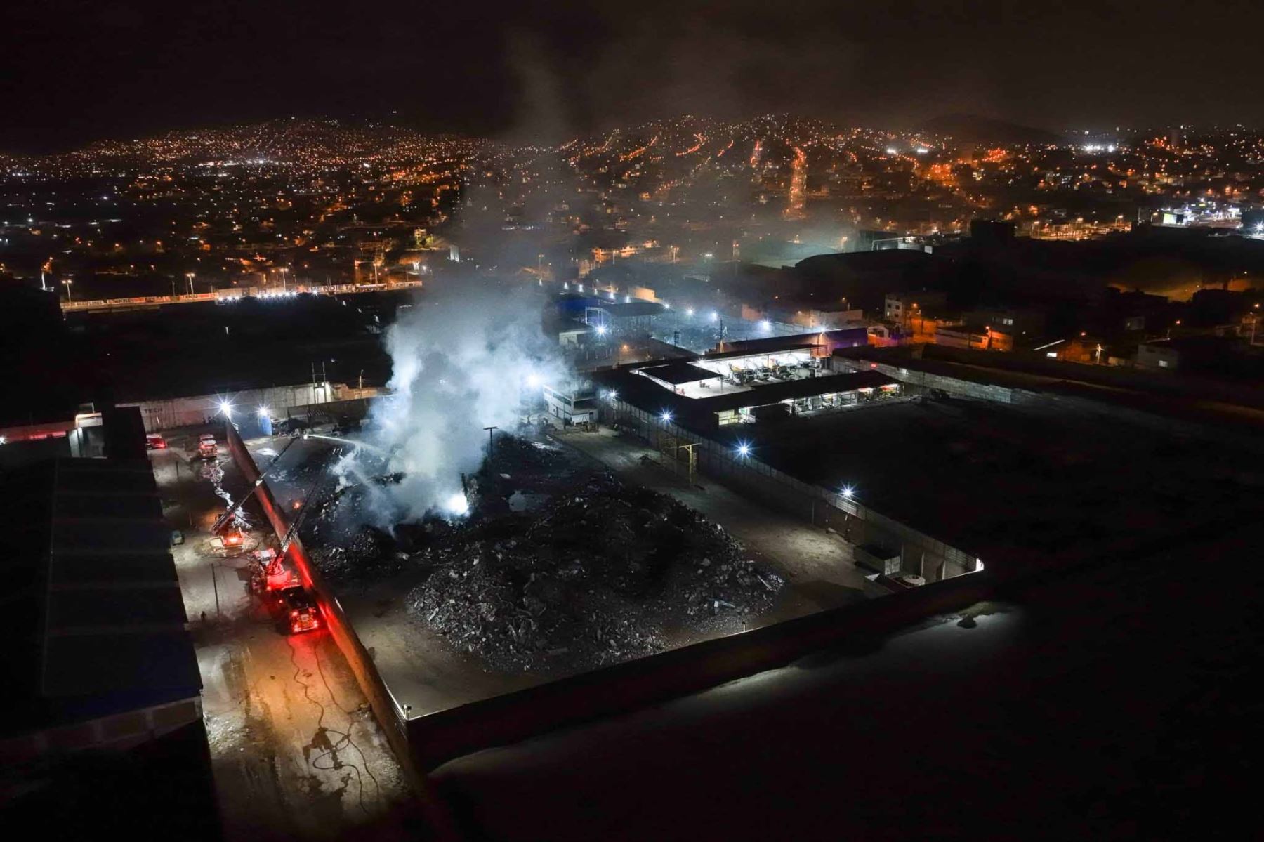 Más de 14 unidades de bomberos de diversos distritos atienden incendio en un almacén de reciclaje en la Asociación Villa Rica, ubicada en la zona industrial de Villa el Salvador la noche del viernes 9 de octubre de 2026. Foto: ANDINA/Daniel Bracamonte