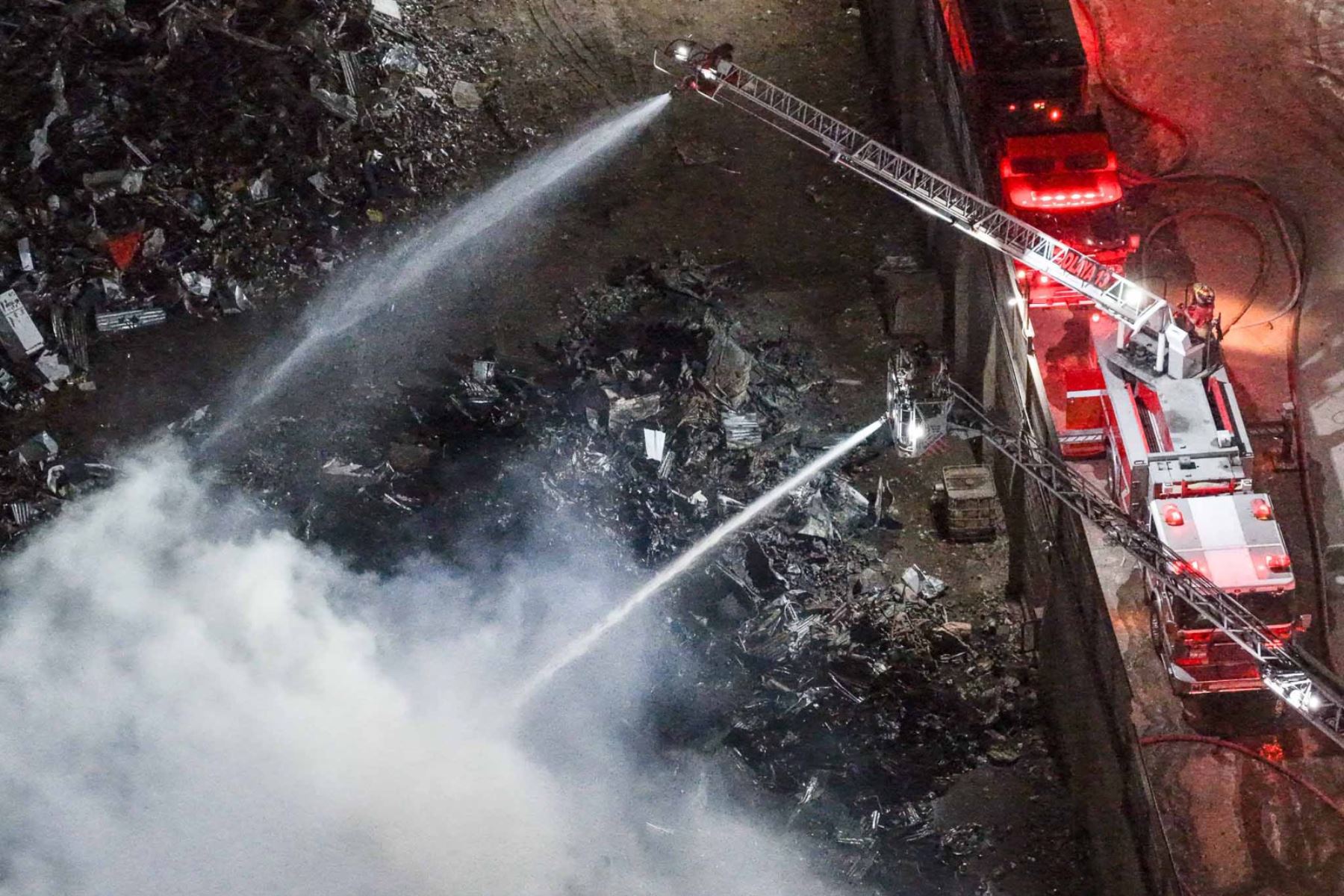 Más de 14 unidades de bomberos de diversos distritos atienden incendio en un almacén de reciclaje en la Asociación Villa Rica, ubicada en la zona industrial de Villa el Salvador la noche del viernes 9 de octubre de 2026. Foto: ANDINA/Daniel Bracamonte