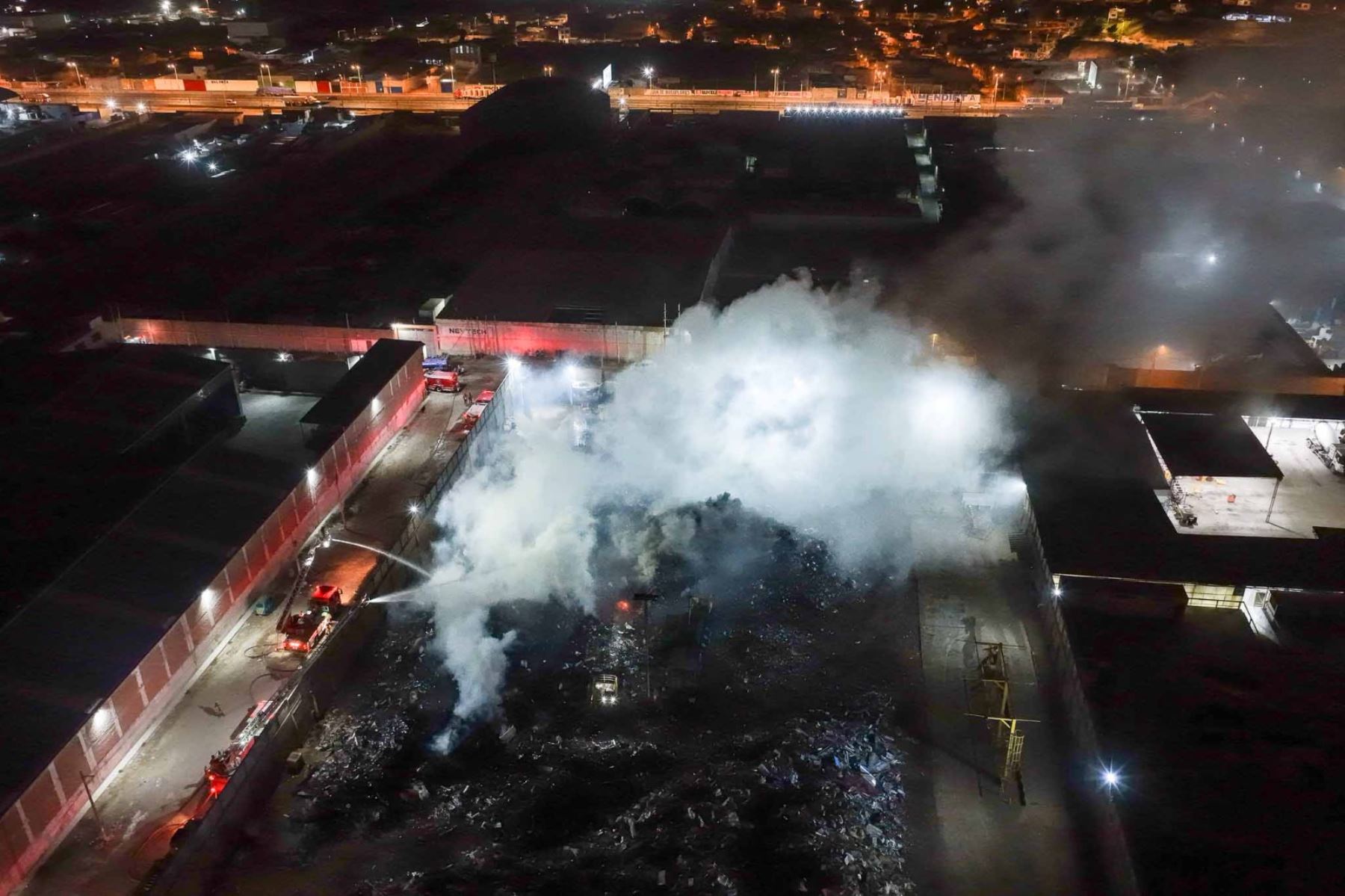 Más de 14 unidades de bomberos de diversos distritos atienden incendio en un almacén de reciclaje en la Asociación Villa Rica, ubicada en la zona industrial de Villa el Salvador la noche del viernes 9 de octubre de 2026. Foto: ANDINA/Daniel Bracamonte