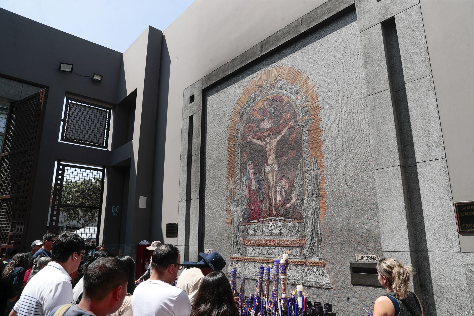 Fieles católicos se congregan en la explanada de la iglesia Las Nazarenas del Cercado de Lima para mostrarle respeto y devoción a la imagen del Señor de los Milagros el sábado 10 de octubre de 2026. El Cristo Morado ya dio su primer recorrido procesional el 3 de octubre, y ahora se alista para su segundo recorrido el sábado 18 de este mes. Foto: ANDINA/Daniel Bracamonte