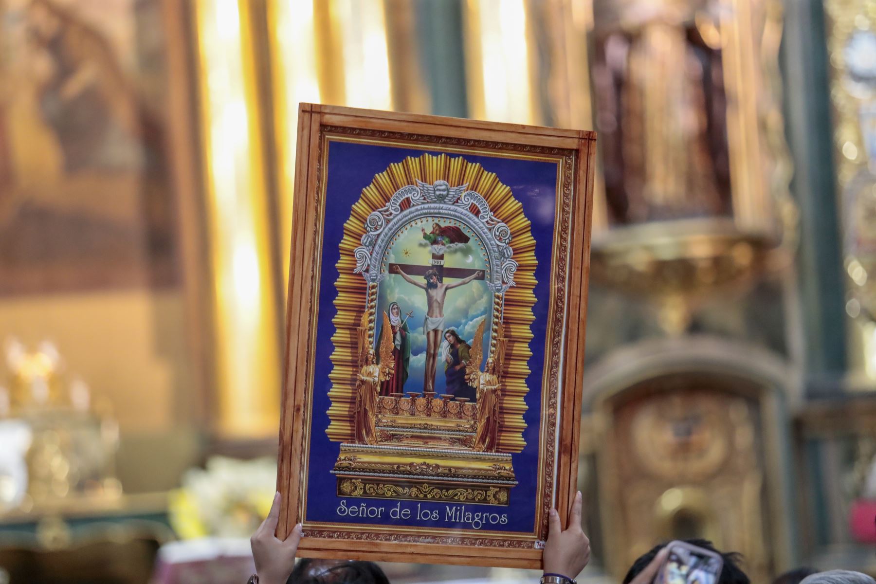 Fieles católicos acuden a una misa especial en la iglesia Las Nazarenas del Cercado de Lima en honor a la imagen del Señor de los Milagros el sábado 10 de octubre de 2026. El Cristo Morado ya dio su primer recorrido procesional el 3 de octubre, y ahora se alista para su segundo recorrido el sábado 18 de este mes. Foto: ANDINA/Daniel Bracamonte