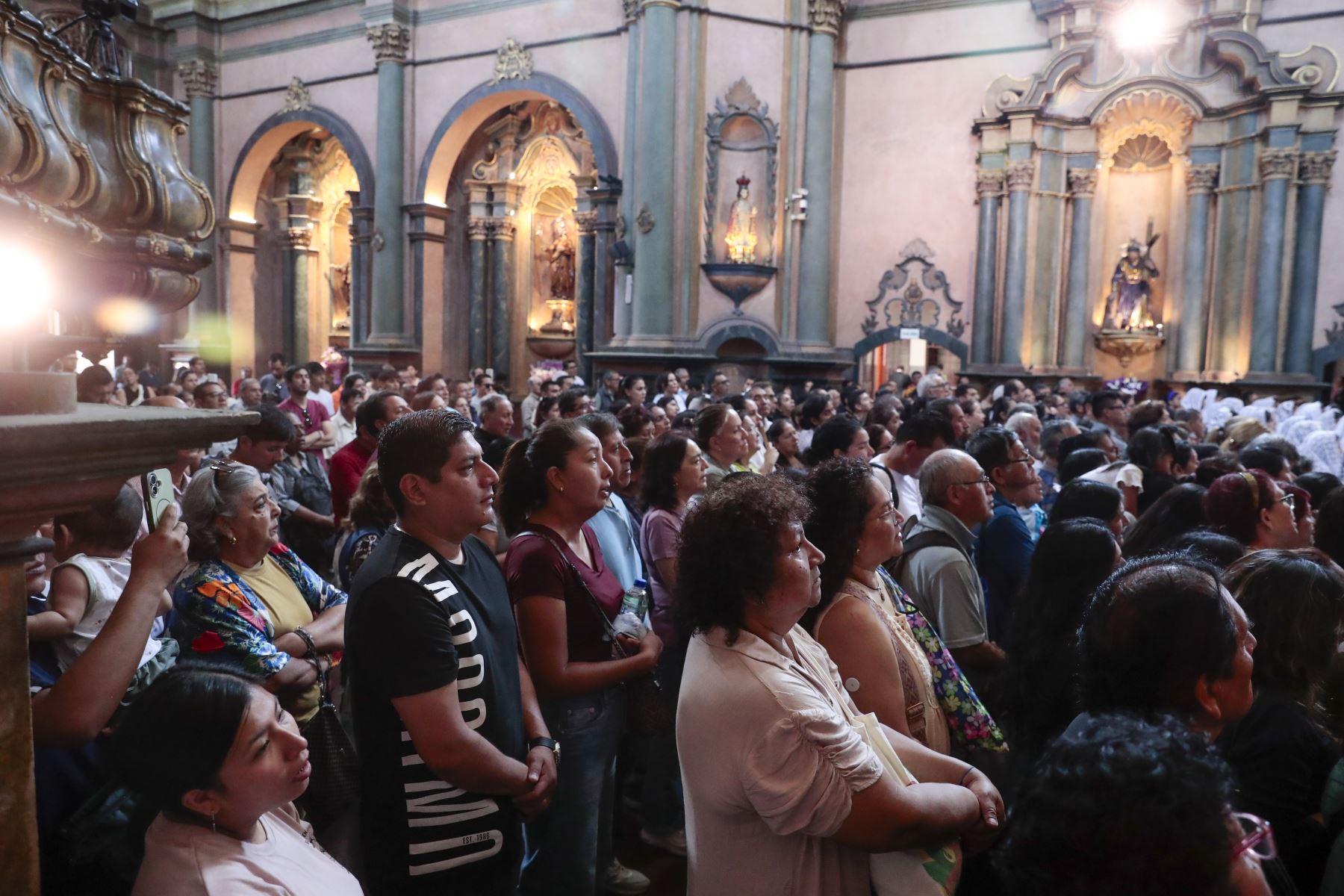 Fieles católicos acuden a una misa especial en la iglesia Las Nazarenas del Cercado de Lima en honor a la imagen del Señor de los Milagros el sábado 10 de octubre de 2026. El Cristo Morado ya dio su primer recorrido procesional el 3 de octubre, y ahora se alista para su segundo recorrido el sábado 18 de este mes. Foto: ANDINA/Daniel Bracamonte