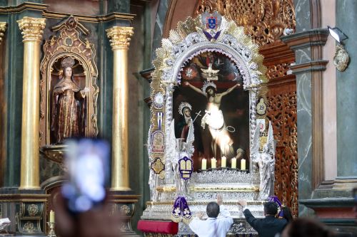 Devotos del Señor de los Milagros participan en misa durante el mes morado