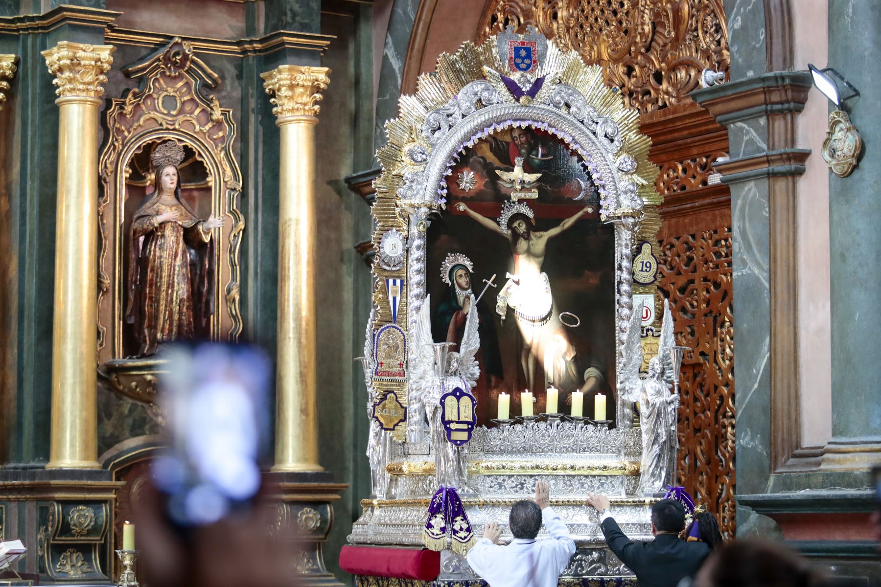 Fieles católicos acuden a una misa especial en la iglesia Las Nazarenas del Cercado de Lima en honor a la imagen del Señor de los Milagros el sábado 10 de octubre de 2026. El Cristo Morado ya dio su primer recorrido procesional el 3 de octubre, y ahora se alista para su segundo recorrido el sábado 18 de este mes. Foto: ANDINA/Daniel Bracamonte