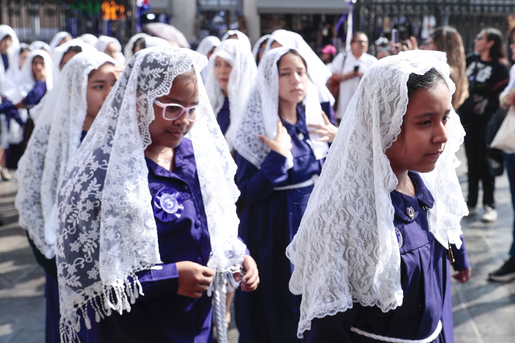 Fieles católicos se congregan en la explanada de la iglesia Las Nazarenas del Cercado de Lima para mostrarle respeto y devoción a la imagen del Señor de los Milagros el sábado 10 de octubre de 2026. El Cristo Morado ya dio su primer recorrido procesional el 3 de octubre, y ahora se alista para su segundo recorrido el sábado 18 de este mes. Foto: ANDINA/Daniel Bracamonte