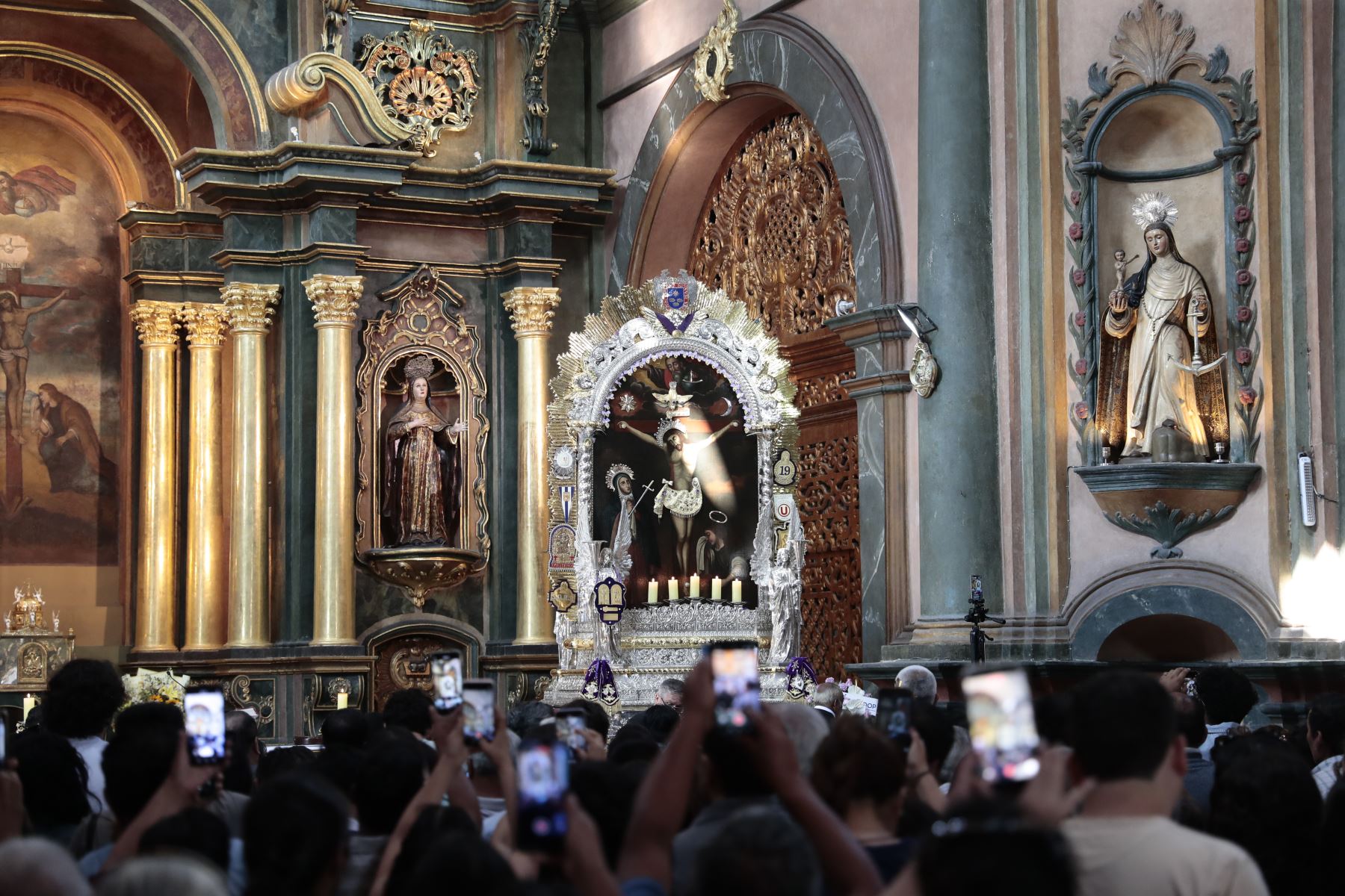 Fieles católicos acuden a una misa especial en la iglesia Las Nazarenas del Cercado de Lima en honor a la imagen del Señor de los Milagros el sábado 10 de octubre de 2026. El Cristo Morado ya dio su primer recorrido procesional el 3 de octubre, y ahora se alista para su segundo recorrido el sábado 18 de este mes. Foto: ANDINA/Daniel Bracamonte