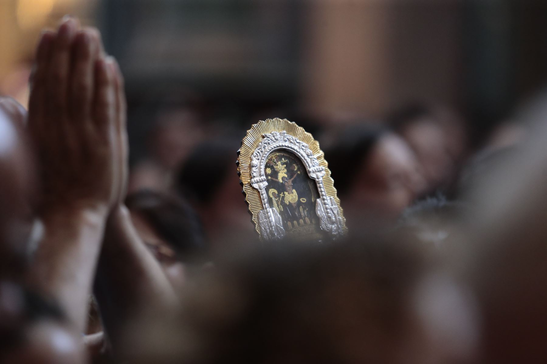 Fieles católicos se congregan en la explanada de la iglesia Las Nazarenas del Cercado de Lima para mostrarle respeto y devoción a la imagen del Señor de los Milagros el sábado 10 de octubre de 2026. El Cristo Morado ya dio su primer recorrido procesional el 3 de octubre, y ahora se alista para su segundo recorrido el sábado 18 de este mes. Foto: ANDINA/Daniel Bracamonte