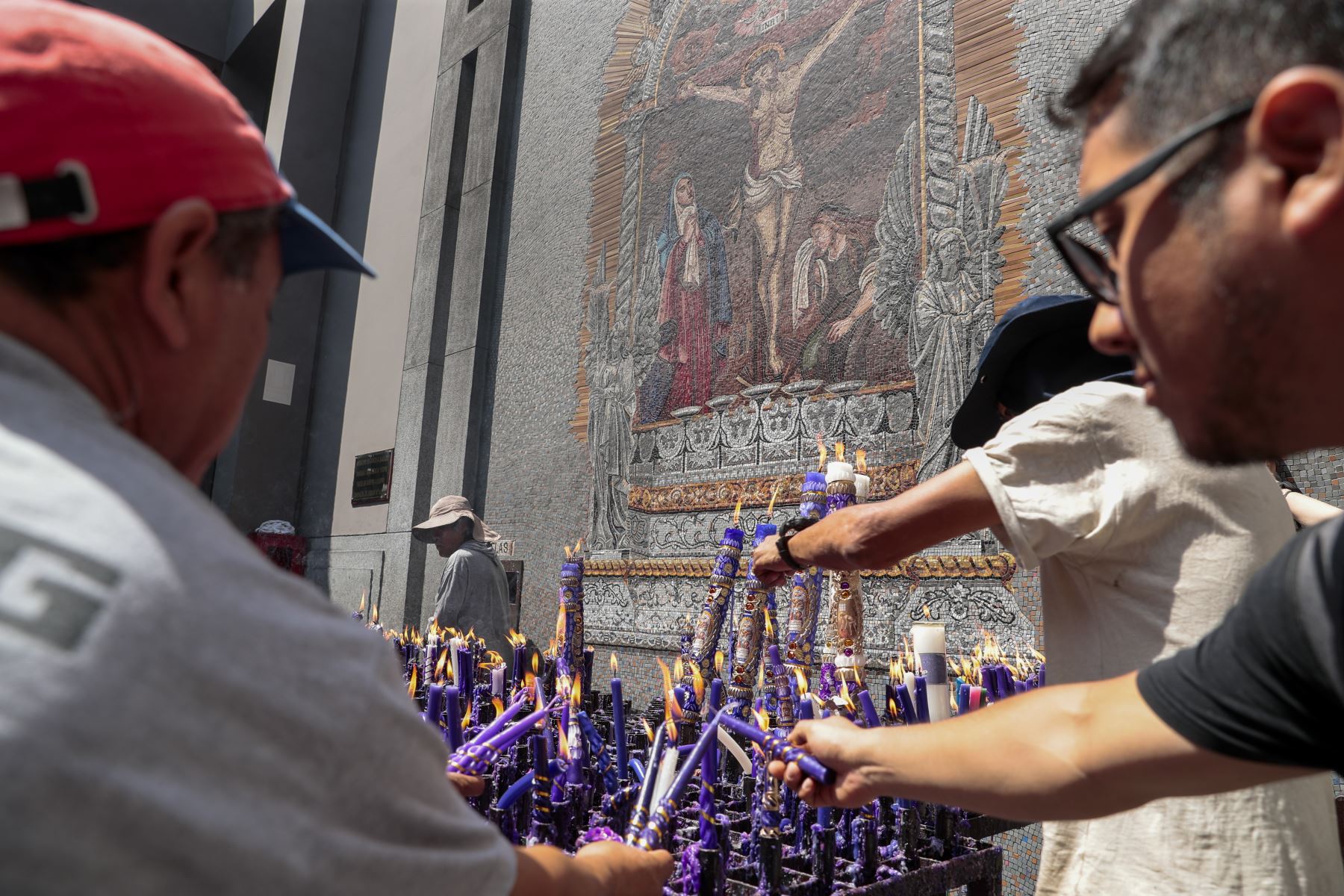 Fieles católicos se congregan en la explanada de la iglesia Las Nazarenas del Cercado de Lima para mostrarle respeto y devoción a la imagen del Señor de los Milagros el sábado 10 de octubre de 2026. El Cristo Morado ya dio su primer recorrido procesional el 3 de octubre, y ahora se alista para su segundo recorrido el sábado 18 de este mes. Foto: ANDINA/Daniel Bracamonte