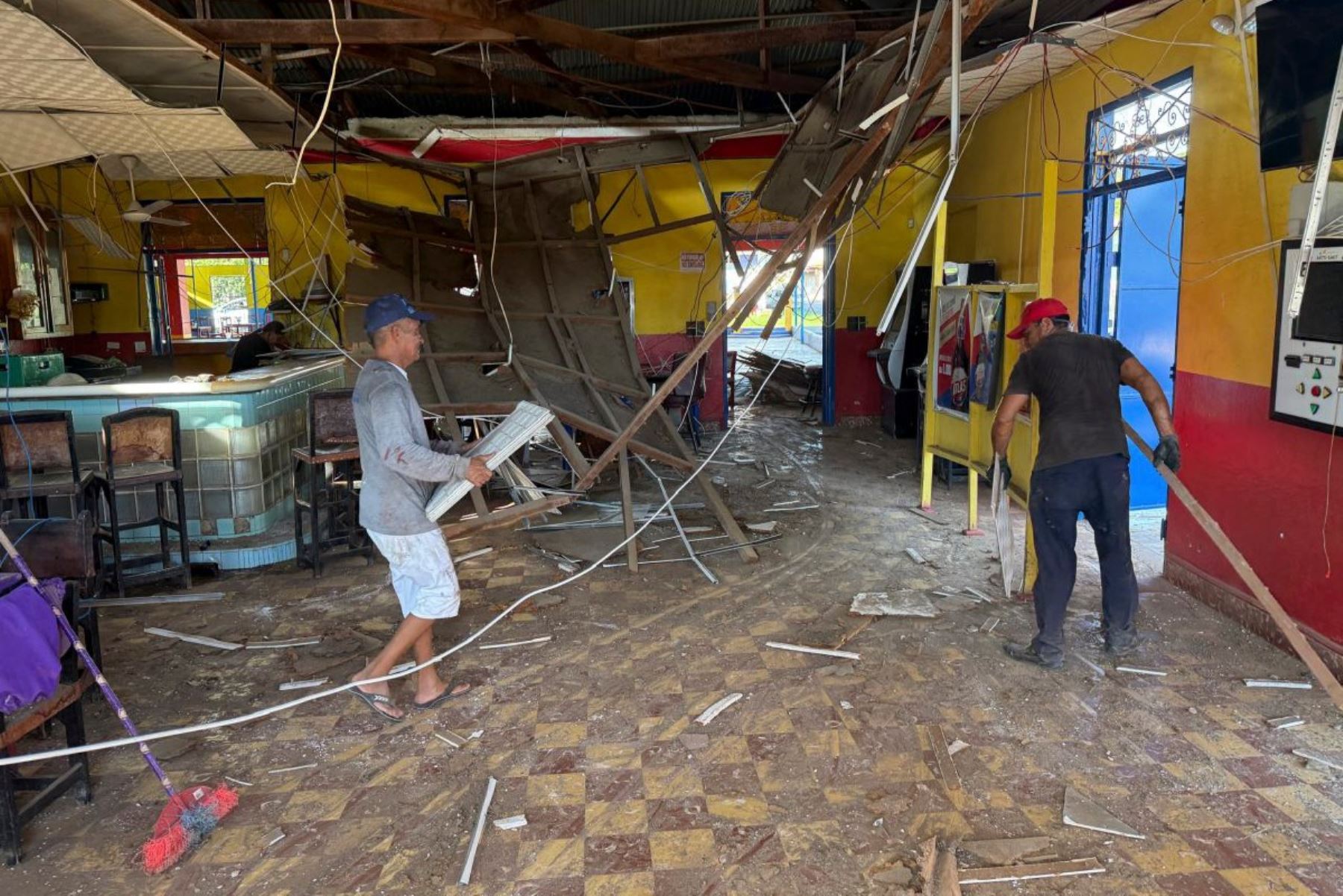 Personas retiran escombros del interior de un bar en la localidad de Chitré, a unos 250 km al suroeste de Ciudad de Panamá, el 10 de octubre de 2026, un día después de que un terremoto sacudiera Panamá.
Un potente sismo de magnitud 7,7 sacudió Panamá el 9 de octubre de 2026, derrumbando edificios y carreteras en el centro del país y dejando al menos 27 heridos, sin que se hayan reportado fallecidos.
 Foto: AFP