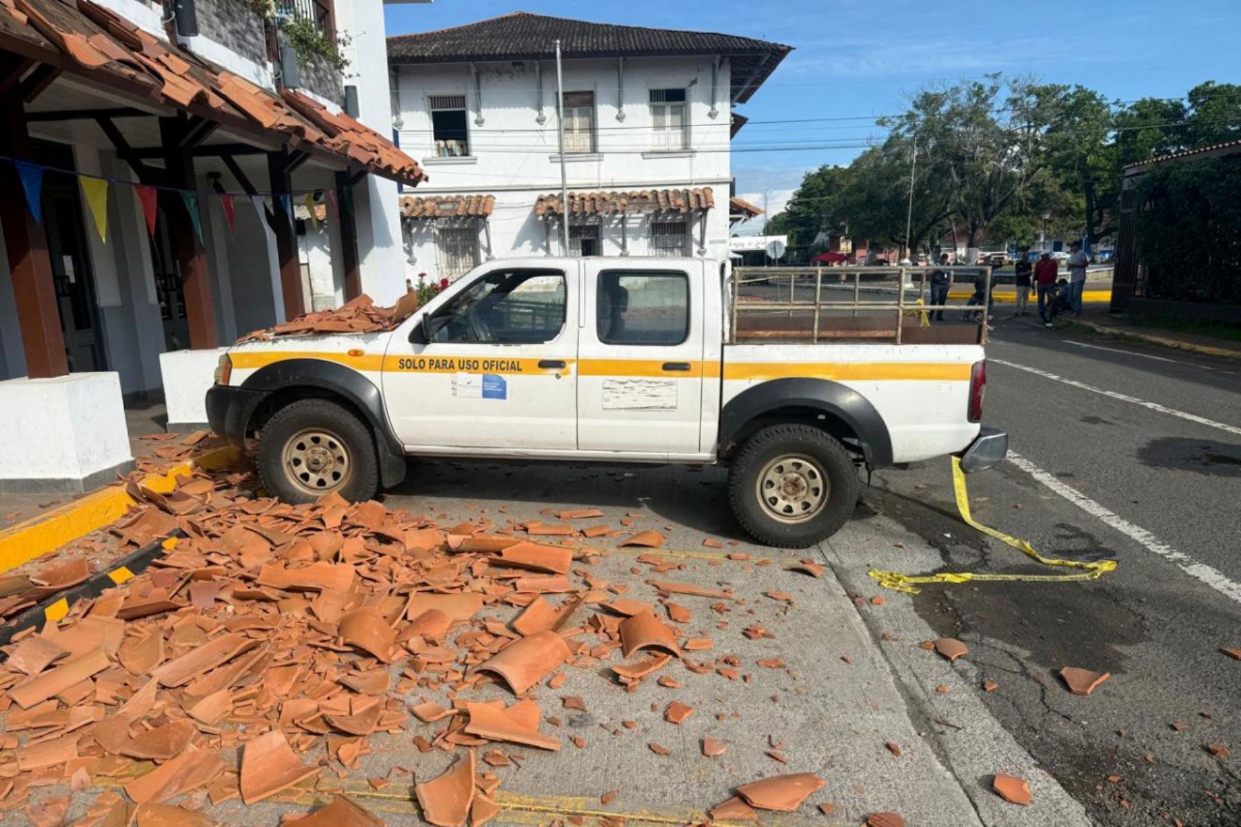 Vista de escombros de tejas de techo derrumbadas en la localidad de Chitré, a unos 250 km al suroeste de Ciudad de Panamá, el 10 de octubre de 2026, un día después de que un terremoto sacudiera Panamá.
Un poderoso sismo de magnitud 7,7 sacudió Panamá el 9 de octubre de 2026, derrumbando edificios y carreteras en el centro del país y dejando al menos 27 heridos, sin que se hayan reportado muertos.
 Foto: AFP