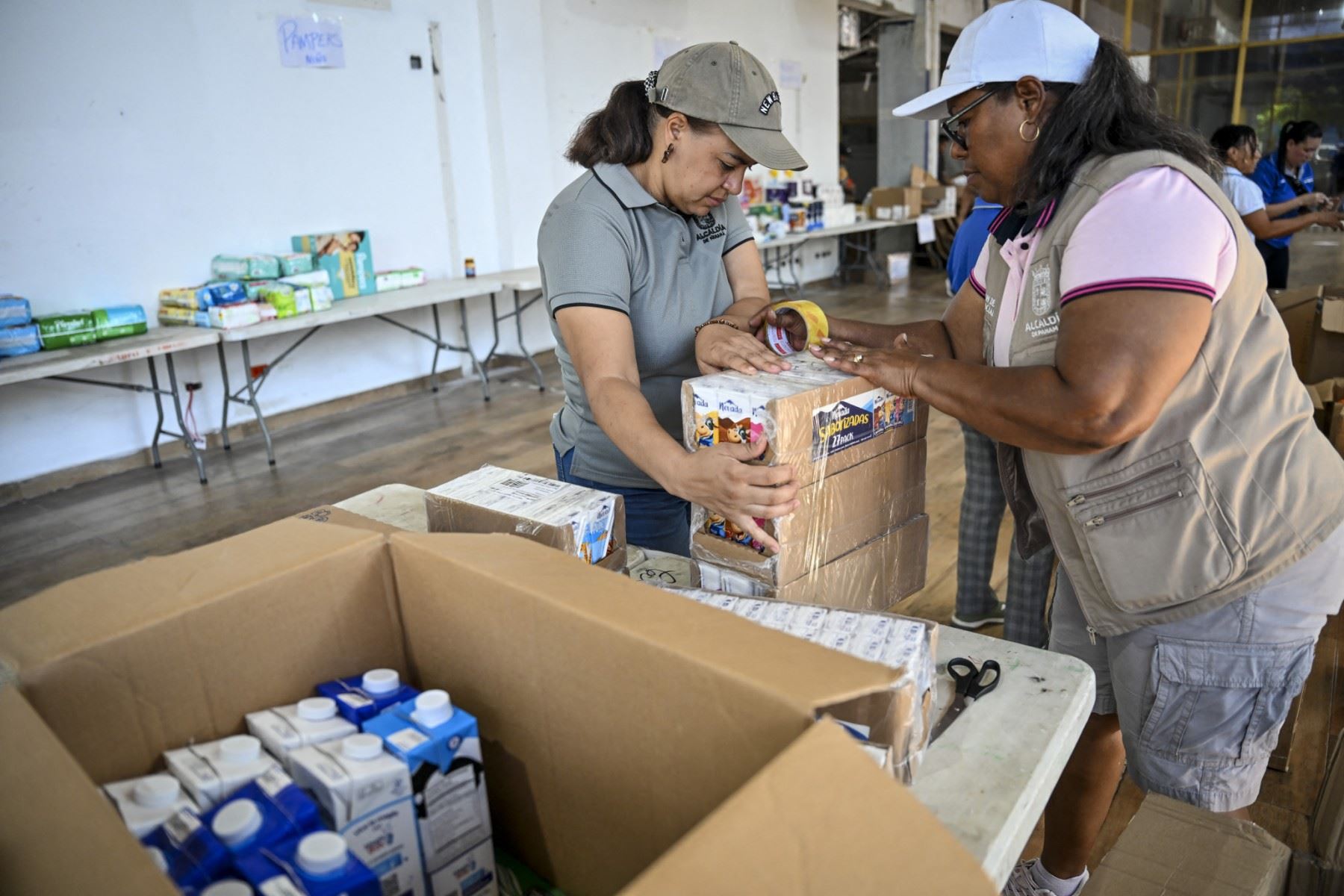 Trabajadores de la municipalidad de Ciudad de Panamá preparan cajas de ayuda alimentaria para su entrega en las zonas afectadas por el terremoto, en Ciudad de Panamá, el 10 de octubre de 2026.
Un potente terremoto de magnitud 7,7 sacudió Panamá el 10 de octubre de 2026, derrumbando edificios y carreteras en el centro del país y dejando al menos 27 heridos, sin que se hayan reportado fallecidos. Foto: AFP