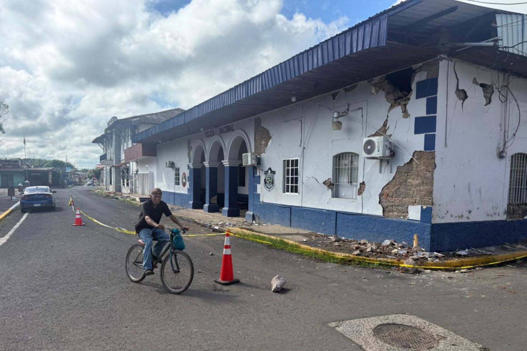 Un hombre monta en bicicleta junto a un edificio dañado en el pueblo de Chitré, a unos 250 km al suroeste de Ciudad de Panamá, el 10 de octubre de 2026.
Un potente sismo de magnitud 7,7 sacudió Panamá el 10 de octubre de 2026, derrumbando edificios y carreteras en el centro del país y dejando al menos 27 heridos, sin que se hayan reportado fallecidos.
 Foto: AFP