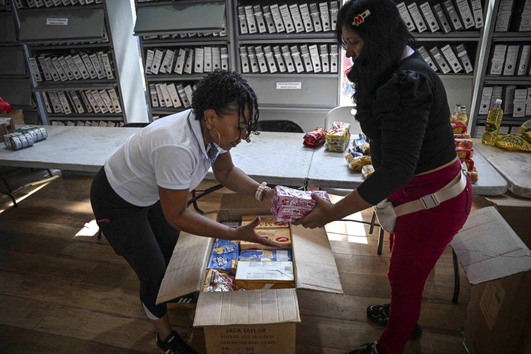 Trabajadores de la municipalidad de Ciudad de Panamá preparan cajas de ayuda alimentaria para su entrega en las zonas afectadas por el terremoto, en Ciudad de Panamá, el 10 de octubre de 2026.
Un potente terremoto de magnitud 7,7 sacudió Panamá el 10 de octubre de 2026, derrumbando edificios y carreteras en el centro del país y dejando al menos 27 heridos, sin que se hayan reportado fallecidos. Foto: AFP