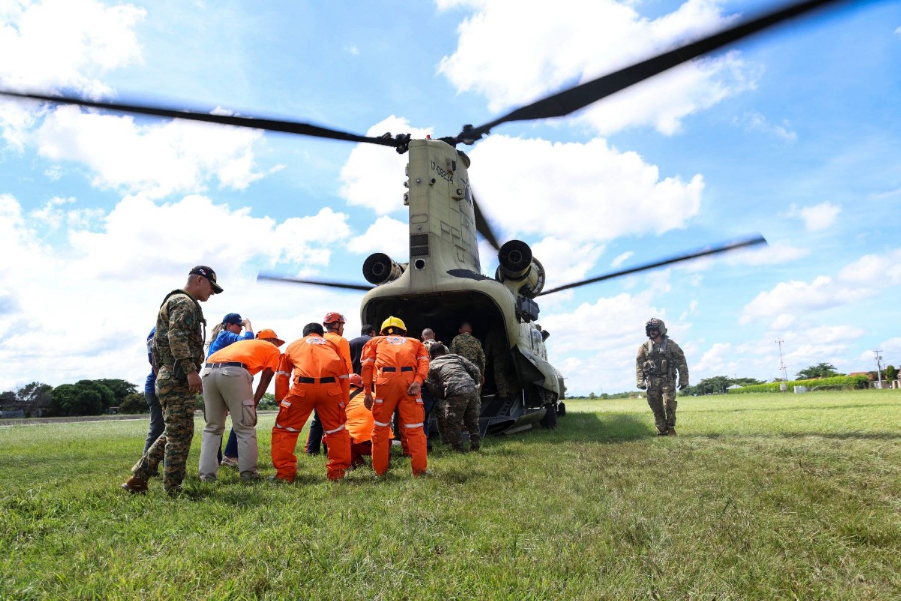 personal de la Protección Civil de Panamá, asistido por efectivos del Ejército de Estados Unidos, descargando ayuda humanitaria transportada por un helicóptero Chinook del Comando Sur estadounidense en Penonomé, Panamá, el 10 de octubre de 2026.
Un potente terremoto de magnitud 7,7 sacudió Panamá el 10 de octubre de 2026, derrumbando edificios y carreteras en el centro del país y dejando al menos 27 heridos, sin que se hayan reportado fallecidos. Foto: AFP
