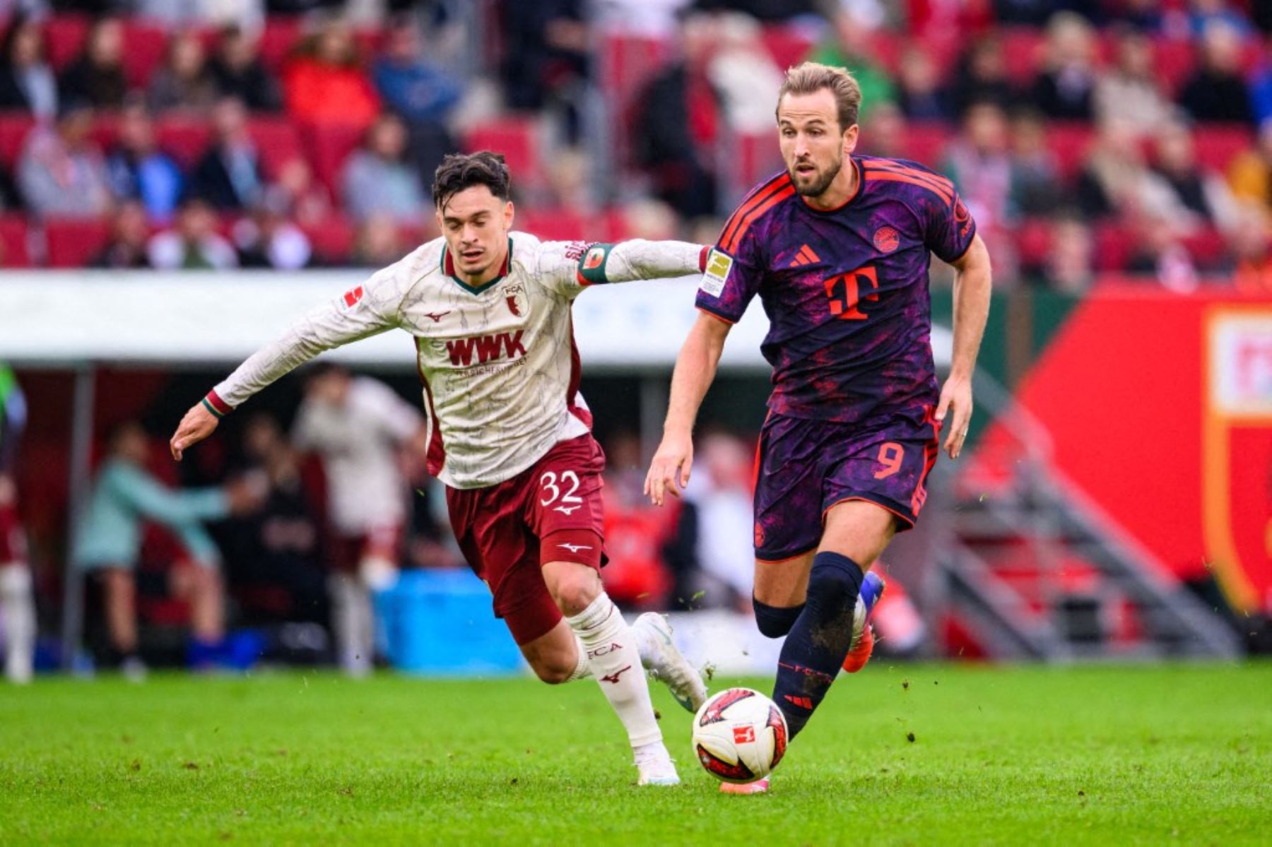 Baviera, Augsburgo: Fútbol masculino, Bundesliga, FC Augsburg contra Bayern de Múnich, jornada 5, WWK-Arena. Harry Kane (Bayern de Múnich) en acción frente a Fabian Rieder Foto: AFP