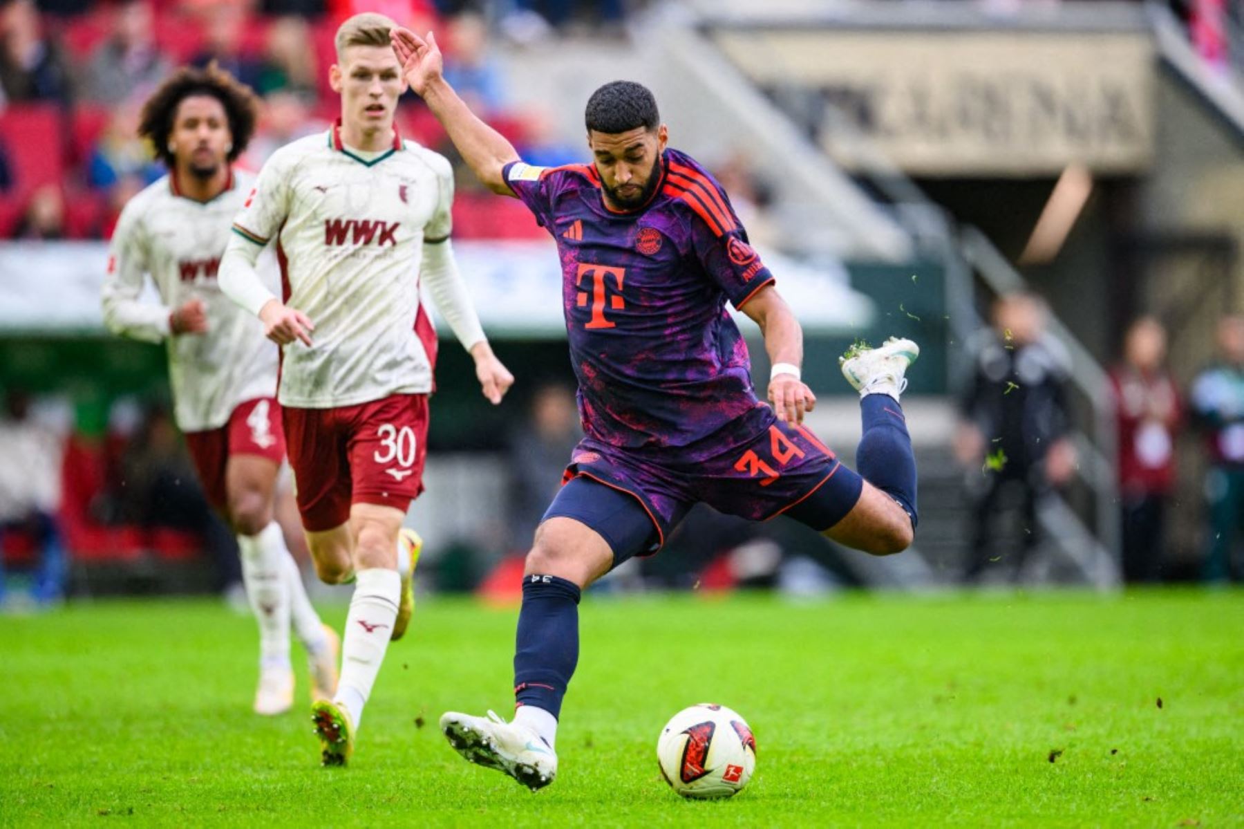Bundesliga, FC Augsburg contra Bayern de Múnich, 5.ª jornada, WWK-Arena. Ismael Saibari (Bayern de Múnich) en acción. Foto: AFP