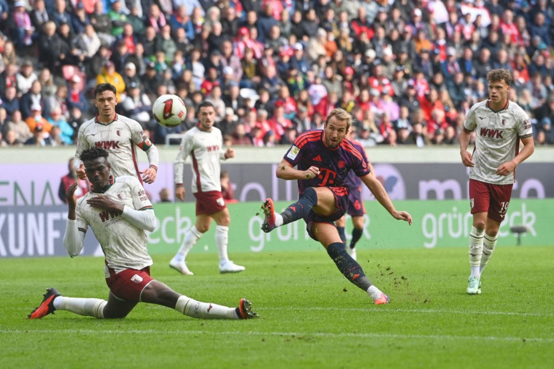 Harry KANE (FC Bayern Múnich) y Seong Hoon CHEON (FC Augsburgo); acción de juego, disparo Foto: AFP