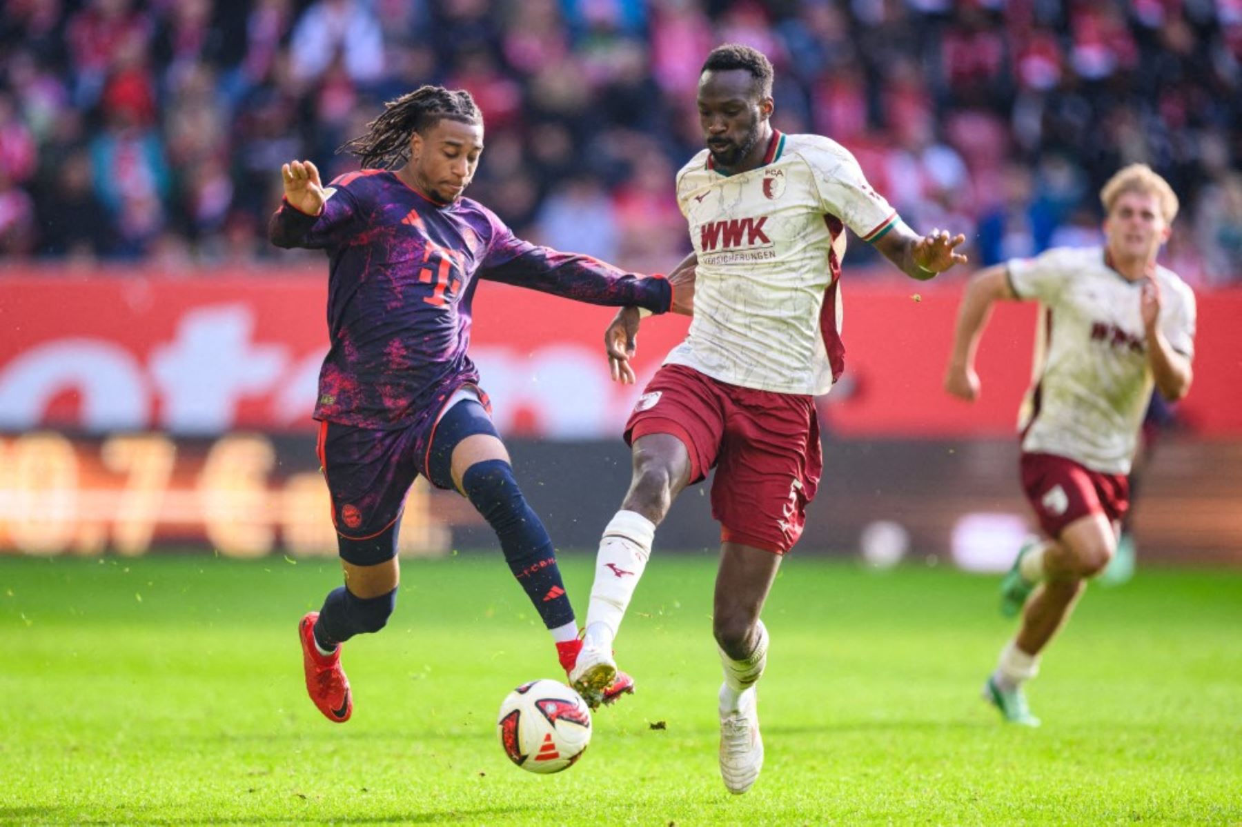 Bundesliga, FC Augsburg contra Bayern de Múnich, jornada 5, WWK-Arena. Michael Olise (Bayern de Múnich) en acción frente a Chrislain Matsima  Foto: AFP