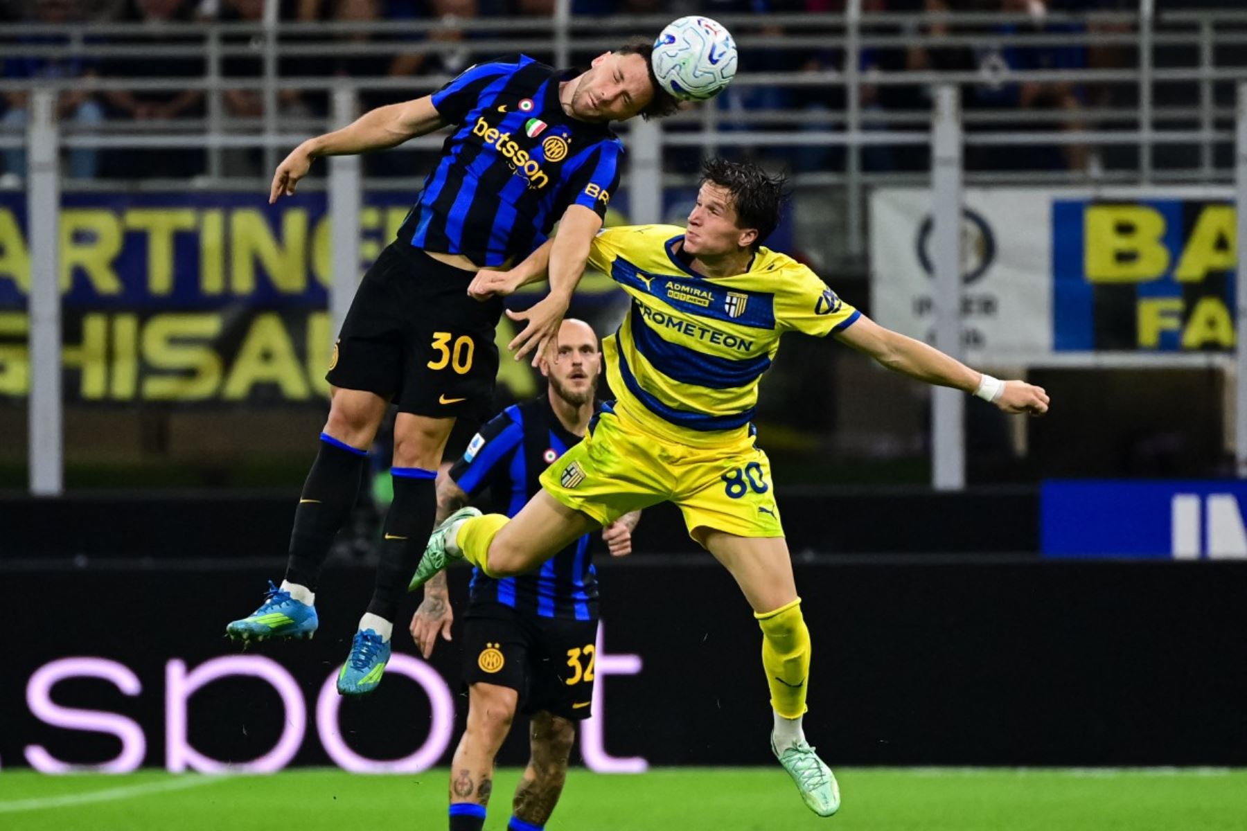 l defensa brasileño del Inter de Milán, Carlos Augusto (n.º 30), cabecea el balón junto al centrocampista italiano del Parma, Giovanni Fabbian (n.º 80), durante el partido de la Serie A italiana entre el Inter de Milán y el Parma en el estadio de San Siro, en Milán Foto: AFP