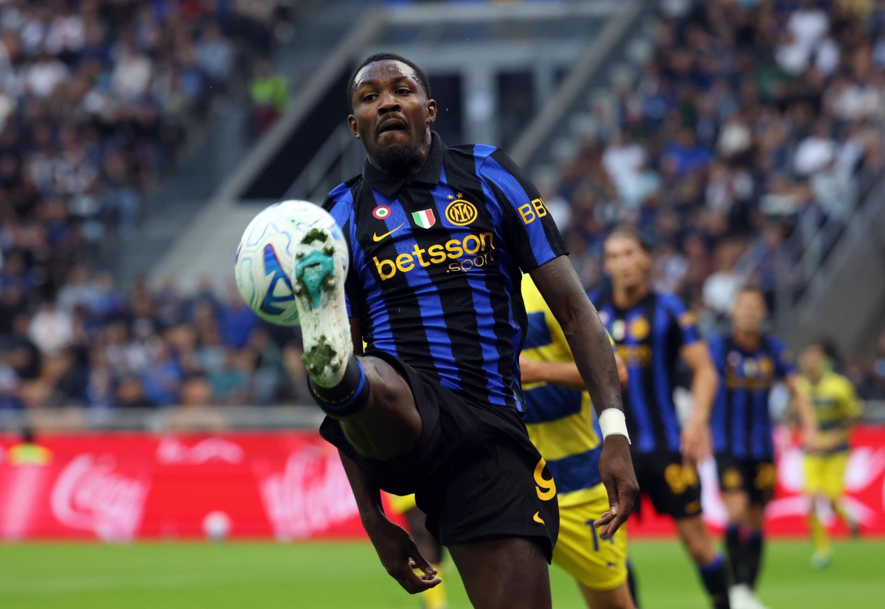 Marcus Thuram, del Inter de Milán, en acción durante el partido de la Serie A italiana de fútbol entre el Inter de Milán y el Parma Calcio en Milán, Italia Foto: EFE