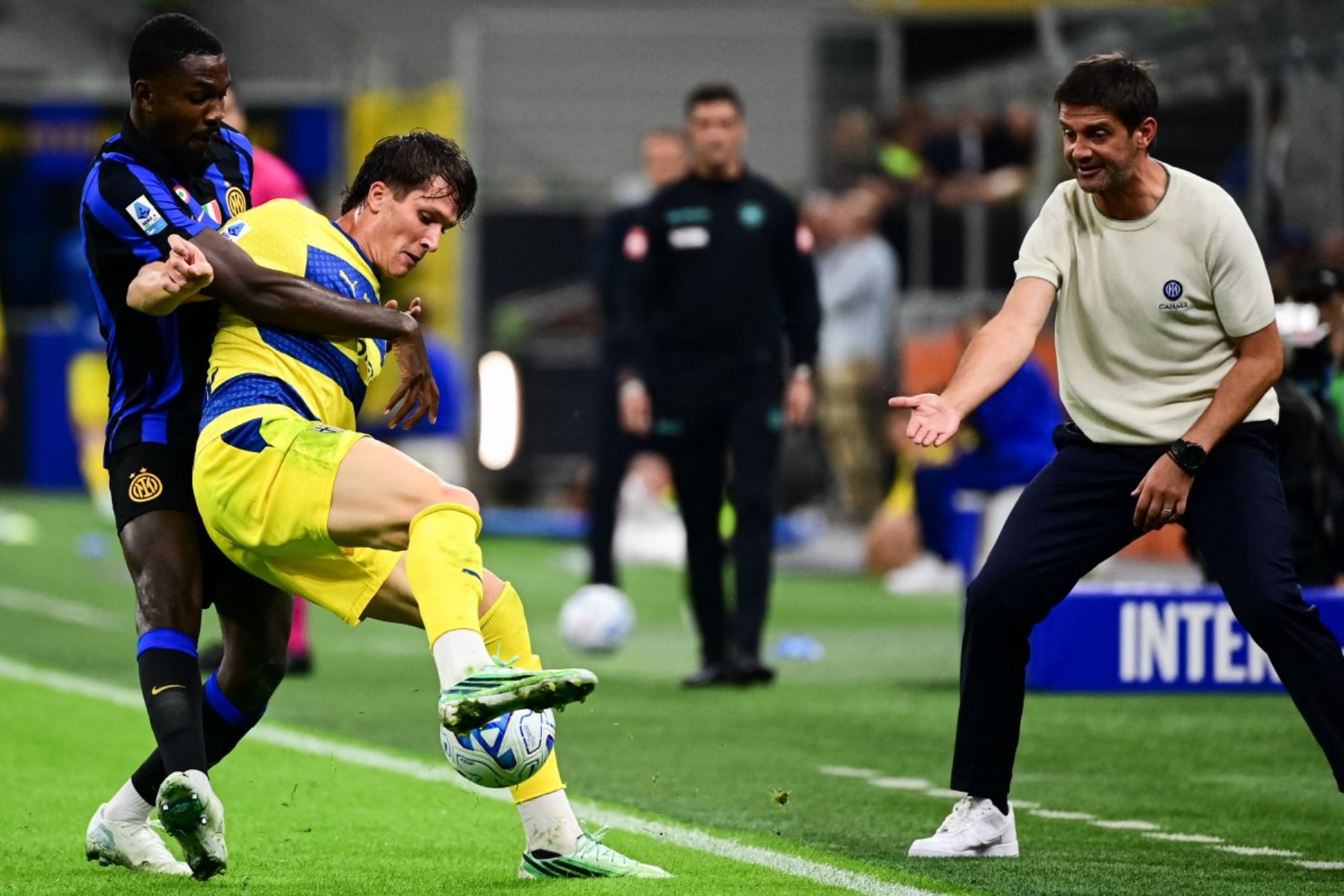 El delantero francés del Inter de Milán, Marcus Thuram (n.º 9, izq.), lucha por el balón con el centrocampista italiano del Parma, Giovanni Fabbian (n.º 80), junto al entrenador rumano del Inter de Milán, Cristian Chivu (der.), durante el partido de la Serie A italiana de fútbol entre el Inter de Milán y el Parma en el estadio de San Siro, en Milán Foto: AFP