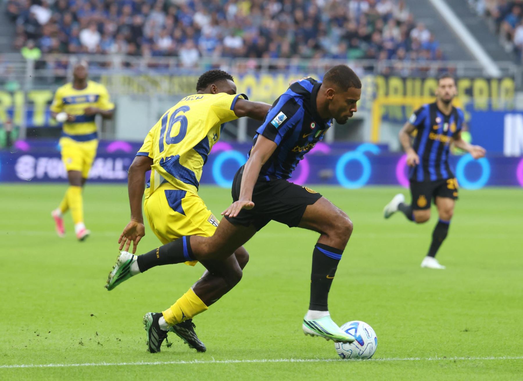Andy Diouf, del Inter de Milán (d), y Mandela Keita, del Parma, en acción durante el partido de la Serie A italiana de fútbol entre el Inter de Milán y el Parma en Milán, Italia Foto: EFE