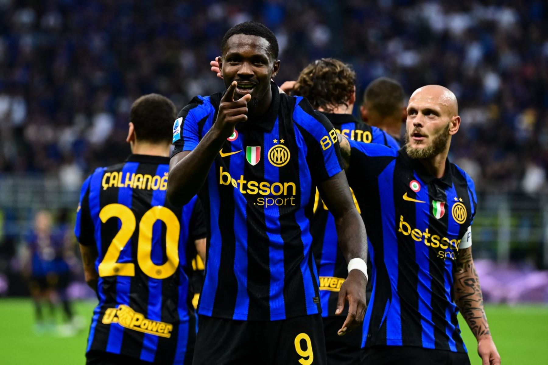 El delantero francés del Inter de Milán, Marcus Thuram (n.º 9), celebra tras marcar el tercer gol de su equipo durante el partido de la Serie A italiana entre el Inter de Milán y el Parma en el estadio de San Siro, en Milán Foto: AFP