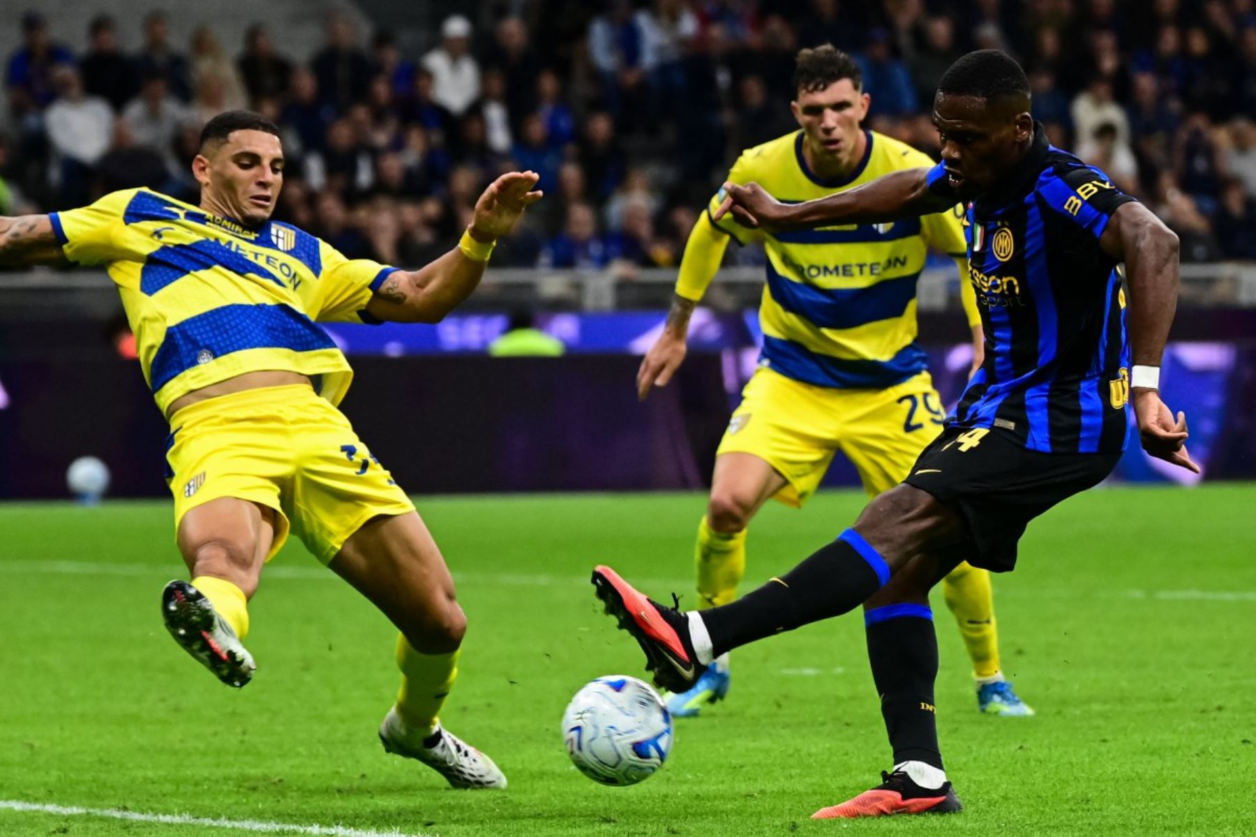 El defensa brasileño del Parma, Diego Carlos (n.º 34), disputa el balón con el delantero francés del Inter de Milán, Ange-Yoan Bonny (n.º 14, a la derecha), durante el partido de la Serie A italiana de fútbol entre el Inter de Milán y el Parma en el estadio de San Siro, en Milán, el 10 de octubre de 2026. (Foto de Piero CRUCIATTI / AFP)
Foto: AFP