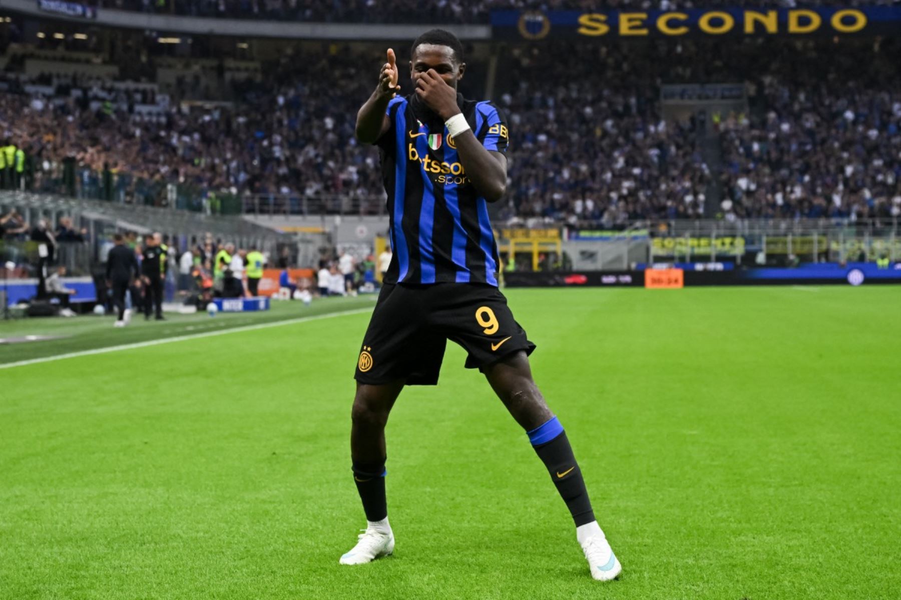 El delantero francés del Inter de Milán, Marcus Thuram (n.º 9), celebra tras marcar el tercer gol de su equipo durante el partido de la Serie A italiana entre el Inter de Milán y el Parma en el estadio de San Siro, en Milán, el 10 de octubre de 2026. (Foto de Piero CRUCIATTI / AFP)
 Foto: AFP