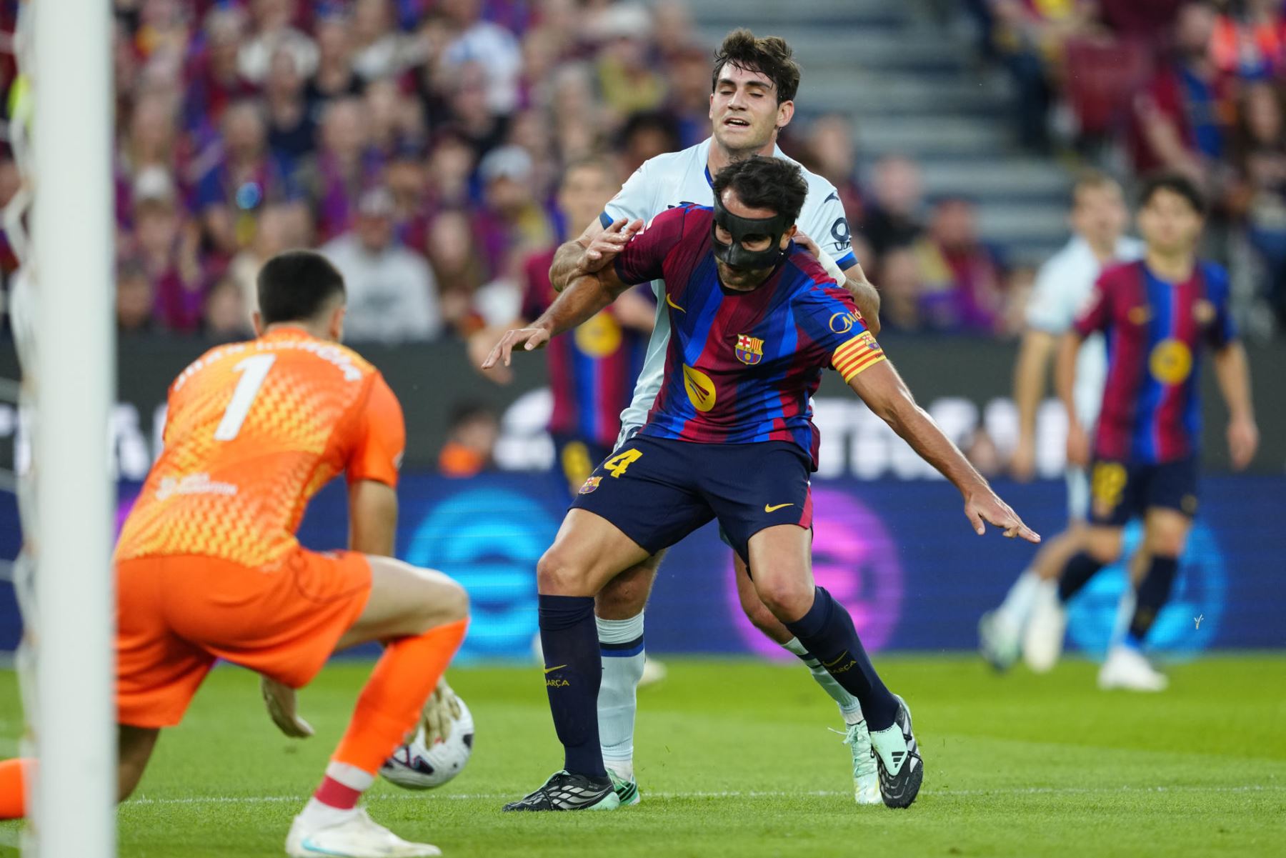 El defensa del Barcelona Eric García (d) protege un balón ante Iván Azón, del Getafe, durante el partido de LaLiga EA Sports que FC Barcelona y Getafe CF disputan este sábado en el Camp Nou. Foto: EFE