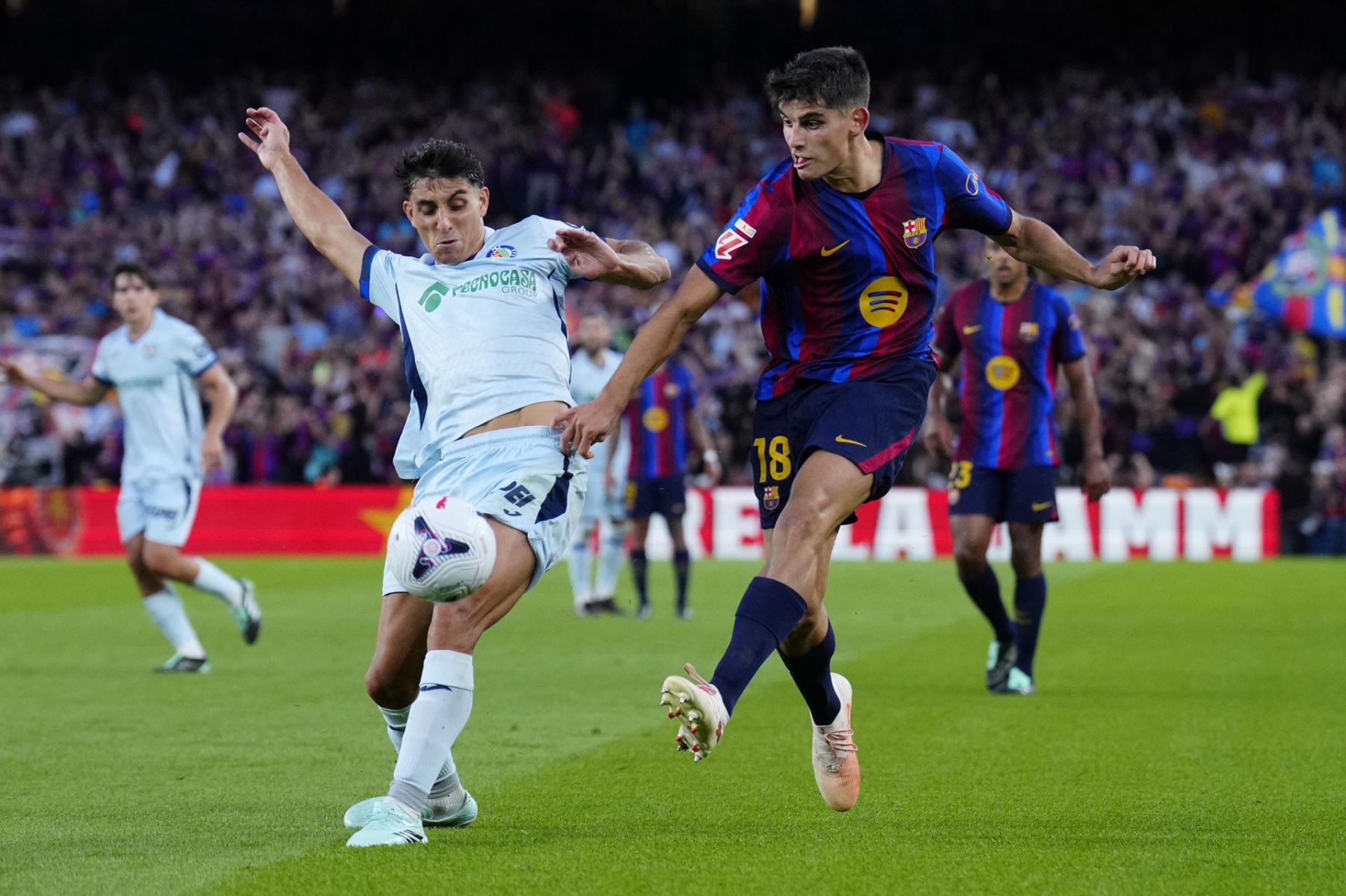 El futbolista del FC Barcelona Gerard Martín (d) se enfrenta a Ramón Terrats (i), del Getafe CF, durante su partido de la jornada 8 de LaLiga EA Sports en el Camp Nou este sábado en Barcelona. Foto: EFE