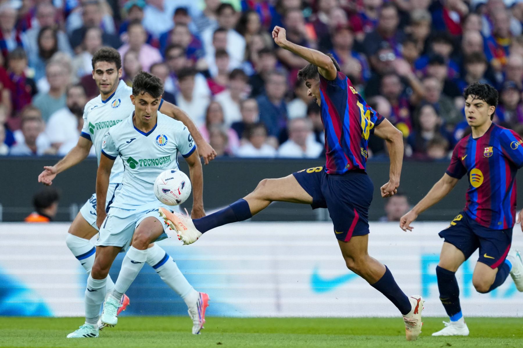 El futbolista del FC Barcelona Gerard Martín (2d) se enfrenta a Ramón Terrats (2i), del Getafe CF, durante su partido de la jornada 8 de LaLiga EA Sports en el Camp Nou este sábado en Barcelona. Foto: EFE