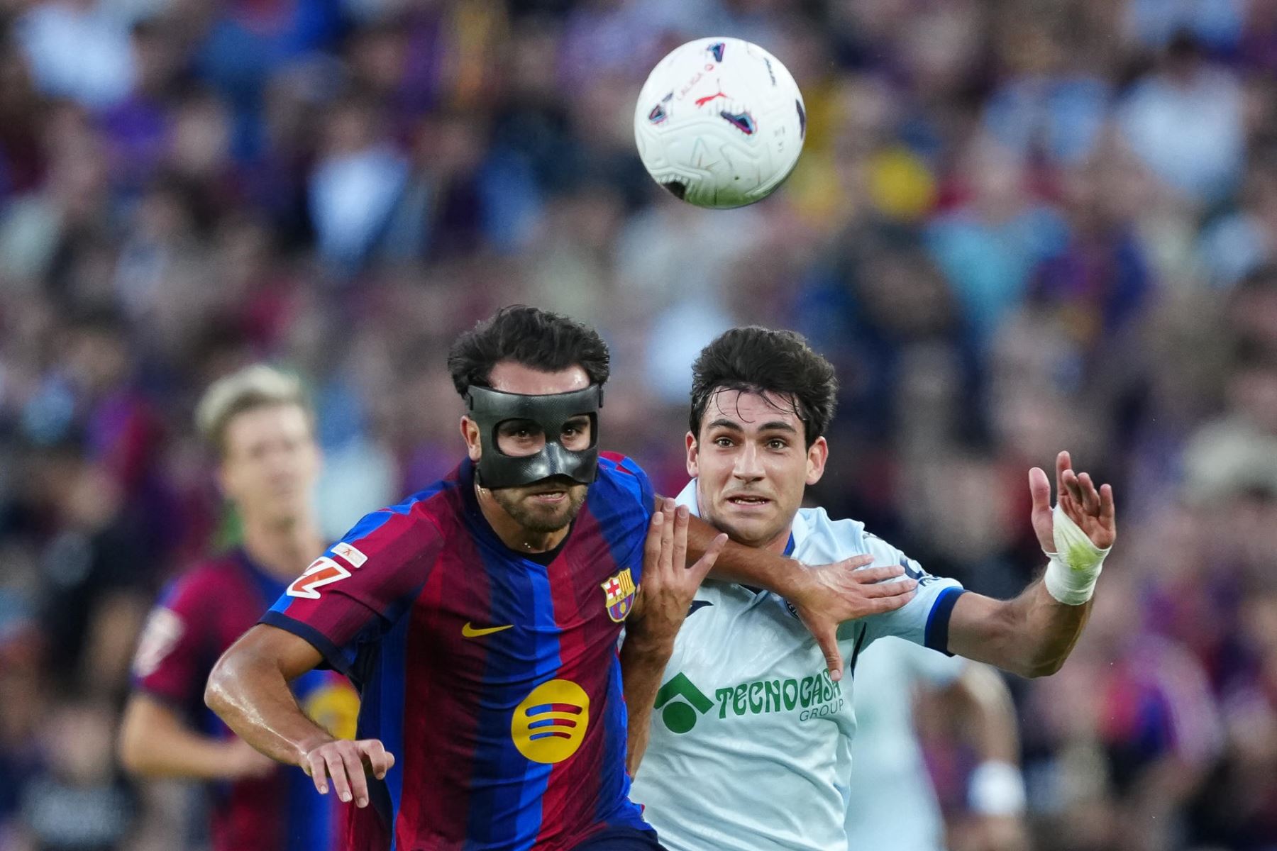El futbolista del FC Barcelona Eric García (i) se enfrenta a Iván Azón del Getafe CF, durante su partido de la jornada 8 de LaLiga EA Sports en el Camp Nou este sábado en Barcelona. Foto: EFE