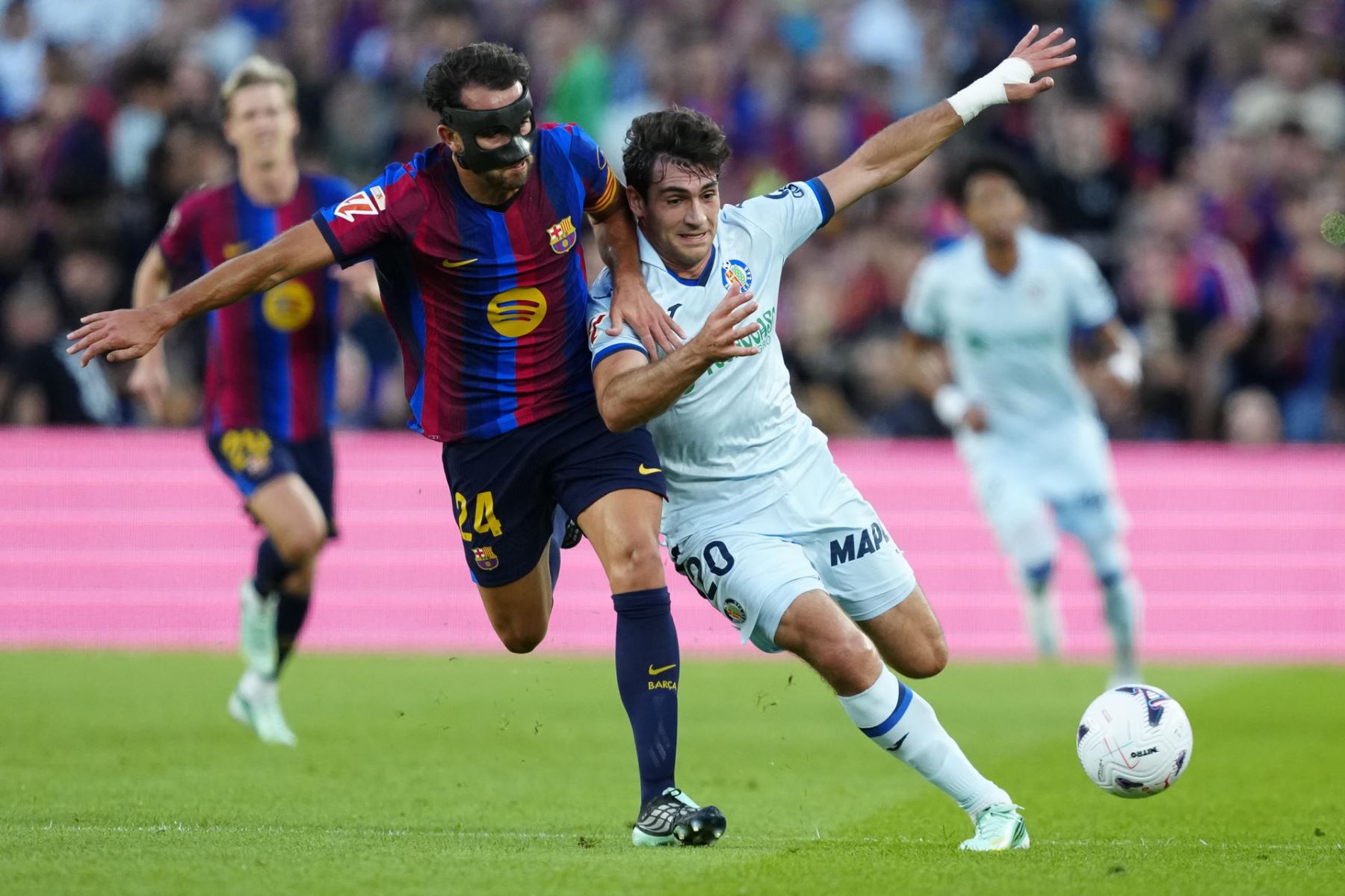El futbolista del FC Barcelona Eric García (i) se enfrenta a Iván Azón del Getafe CF, durante su partido de la jornada 8 de LaLiga EA Sports en el Camp Nou este sábado en Barcelona Foto: EFE