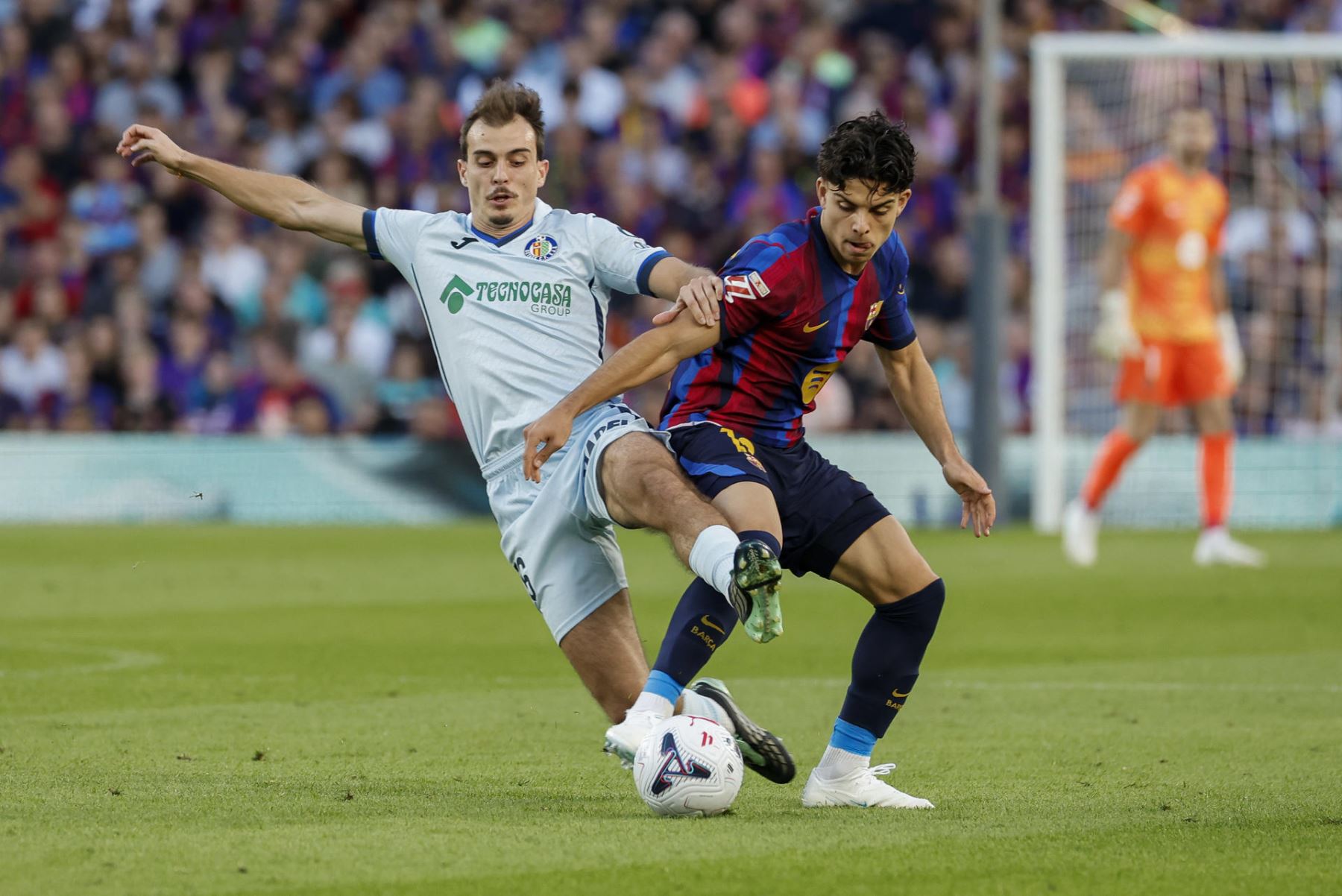 El futbolista del FC Barcelona Xavi Espart (d) se enfrenta a Francho, del Getafe CF, durante su partido de la jornada 8 de LaLiga EA Sports en el Camp Nou este sábado en Barcelona. Foto: EFE