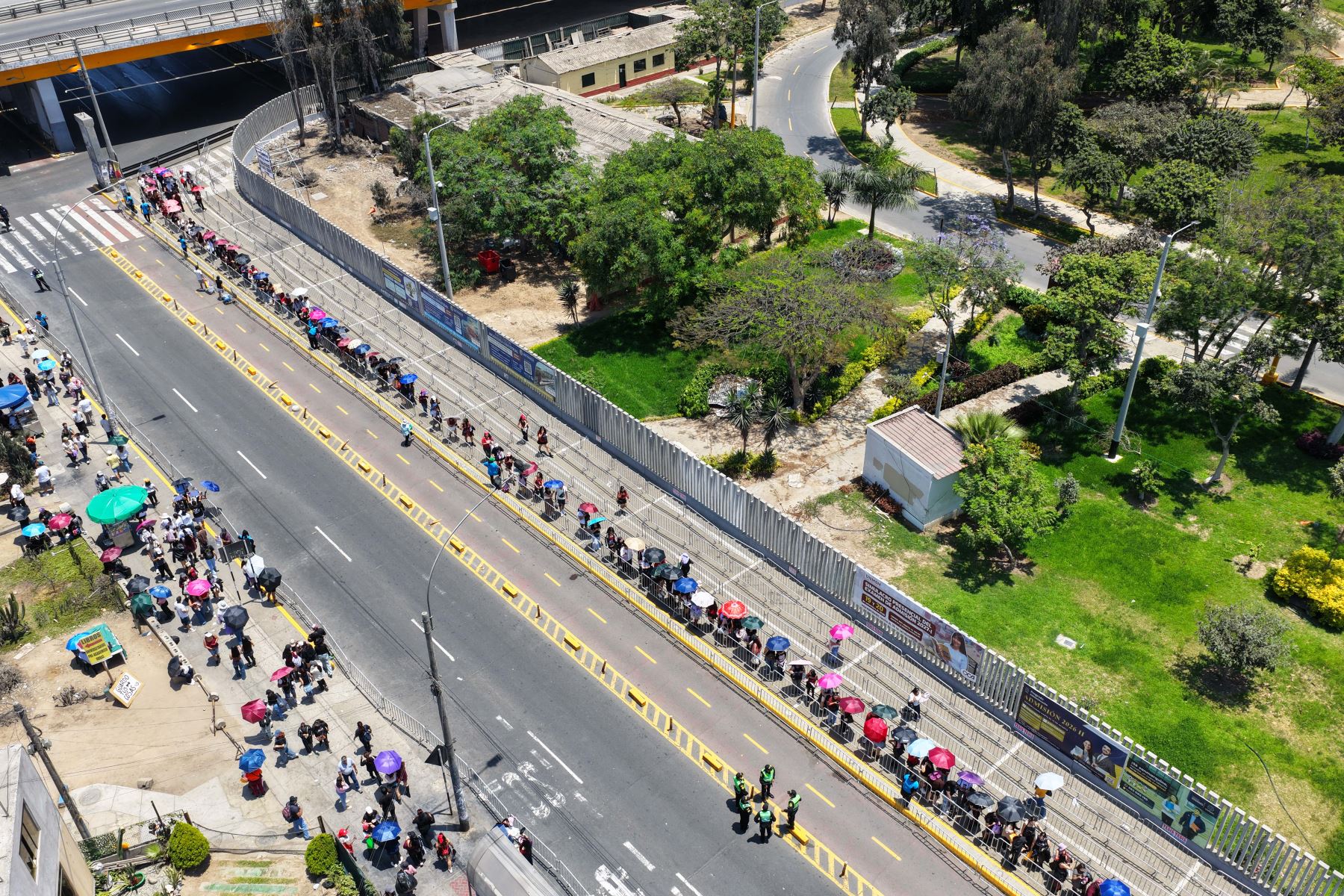 Bajo un calor extremo, miles de seguidoras de BTS, conocidas popularmente como las "armys", acuden masivamente al estadio de la Universidad San Marcos en el Cercado de Lima desde tempranas horas del día del sábado 10 de octubre de 2026, para disfrutar del tercer concierto de la agrupación coreana en el Perú como parte de su gira BTS World Tour Arirang. Foto: ANDINA/Daniel Bracamonte