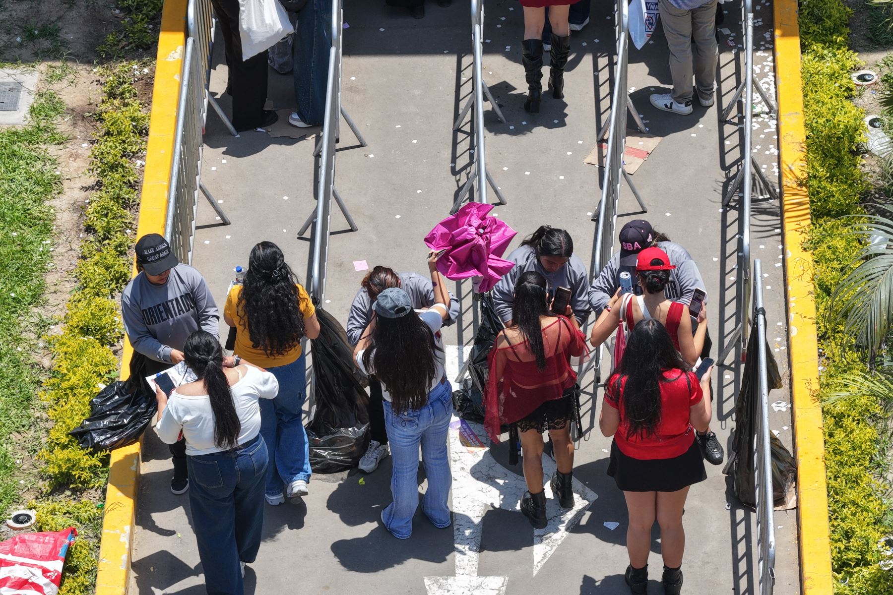Bajo un calor extremo, miles de seguidoras de BTS, conocidas popularmente como las "armys", acuden masivamente al estadio de la Universidad San Marcos en el Cercado de Lima desde tempranas horas del día del sábado 10 de octubre de 2026, para disfrutar del tercer concierto de la agrupación coreana en el Perú como parte de su gira BTS World Tour Arirang. Foto: ANDINA/Daniel Bracamonte
