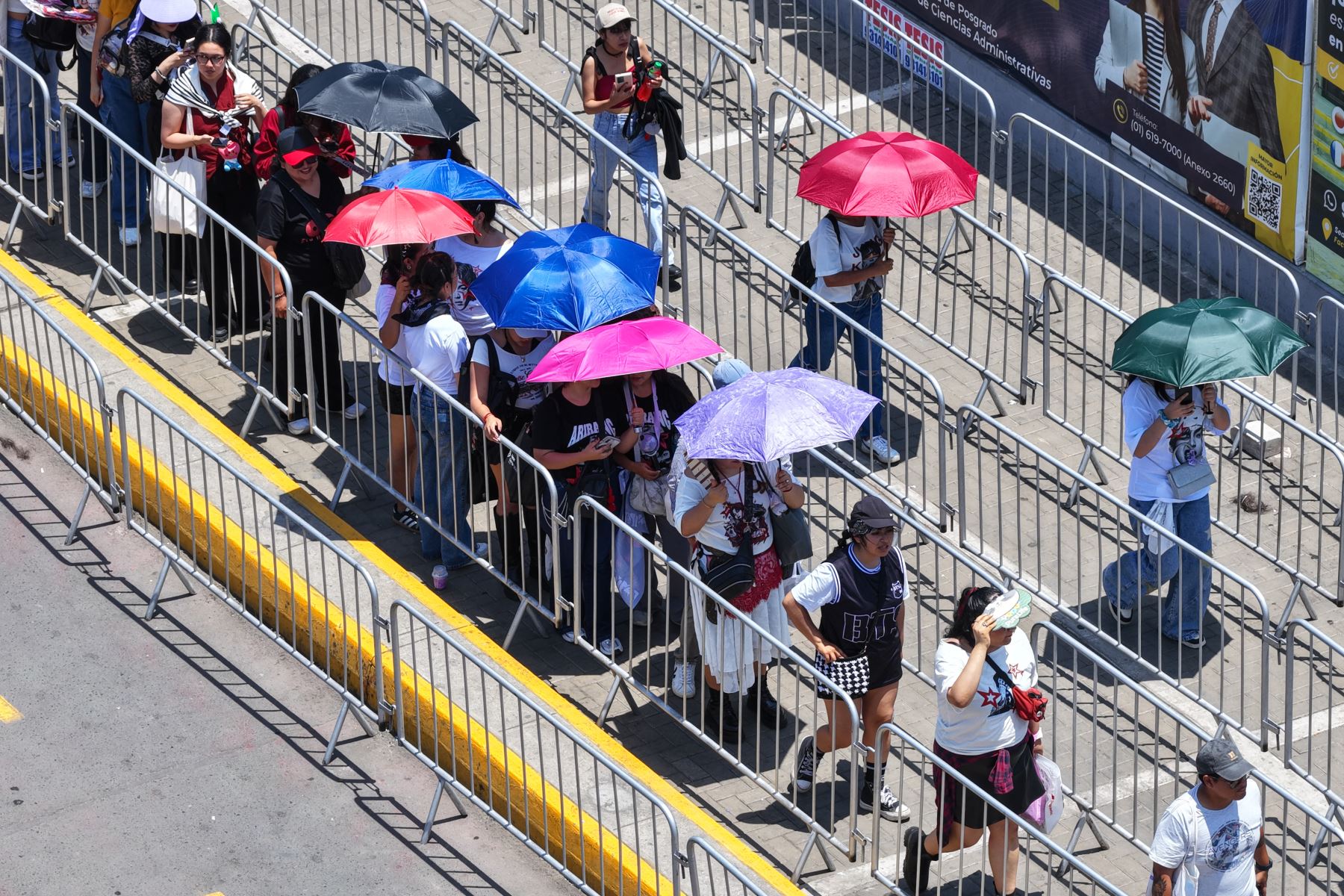 Bajo un calor extremo, miles de seguidoras de BTS, conocidas popularmente como las "armys", acuden masivamente al estadio de la Universidad San Marcos en el Cercado de Lima desde tempranas horas del día del sábado 10 de octubre de 2026, para disfrutar del tercer concierto de la agrupación coreana en el Perú como parte de su gira BTS World Tour Arirang. Foto: ANDINA/Daniel Bracamonte