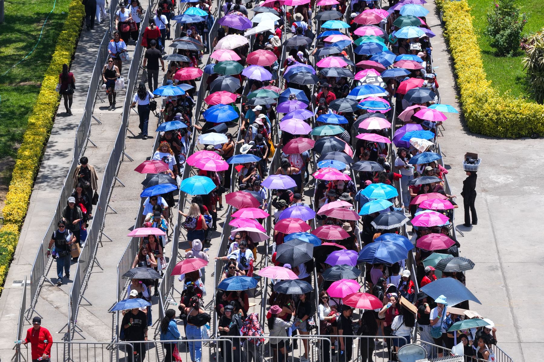 Bajo un calor extremo, miles de seguidoras de BTS, conocidas popularmente como las "armys", acuden masivamente al estadio de la Universidad San Marcos en el Cercado de Lima desde tempranas horas del día del sábado 10 de octubre de 2026, para disfrutar del tercer concierto de la agrupación coreana en el Perú como parte de su gira BTS World Tour Arirang. Foto: ANDINA/Daniel Bracamonte