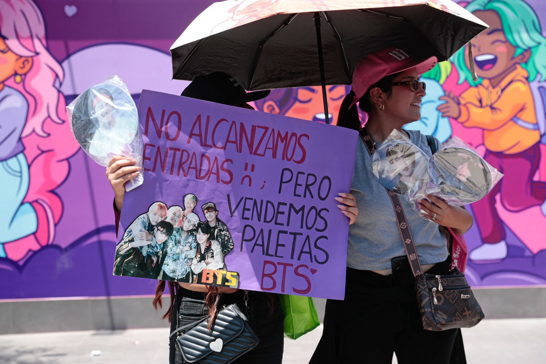 Bajo un calor extremo, miles de seguidoras de BTS, conocidas popularmente como las "armys", acuden masivamente al estadio de la Universidad San Marcos en el Cercado de Lima desde tempranas horas del día del sábado 10 de octubre de 2026, para disfrutar del tercer concierto de la agrupación coreana en el Perú como parte de su gira BTS World Tour Arirang. Foto: ANDINA/Daniel Bracamonte