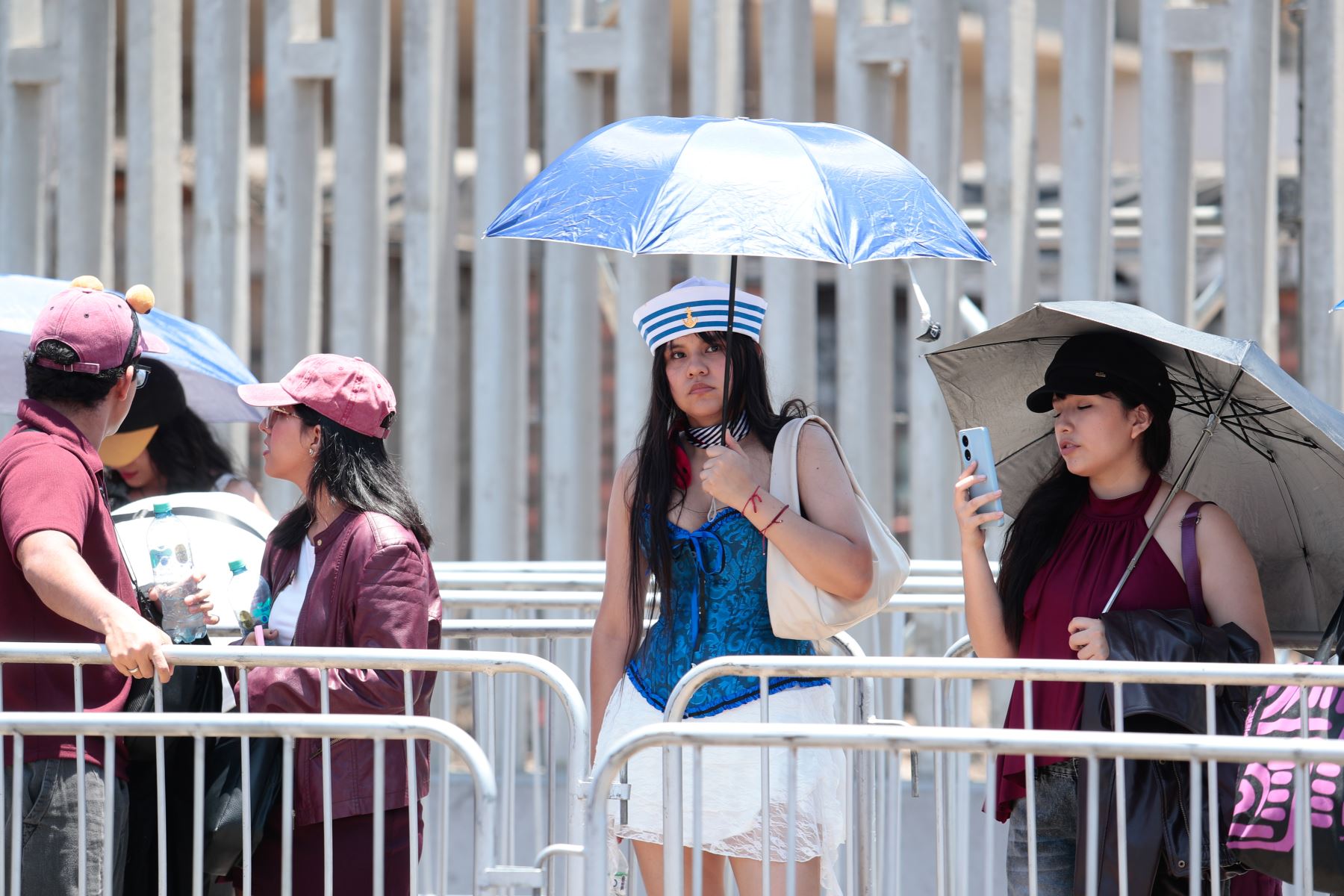 Bajo un calor extremo, miles de seguidoras de BTS, conocidas popularmente como las "armys", acuden masivamente al estadio de la Universidad San Marcos en el Cercado de Lima desde tempranas horas del día del sábado 10 de octubre de 2026, para disfrutar del tercer concierto de la agrupación coreana en el Perú como parte de su gira BTS World Tour Arirang. Foto: ANDINA/Daniel Bracamonte
