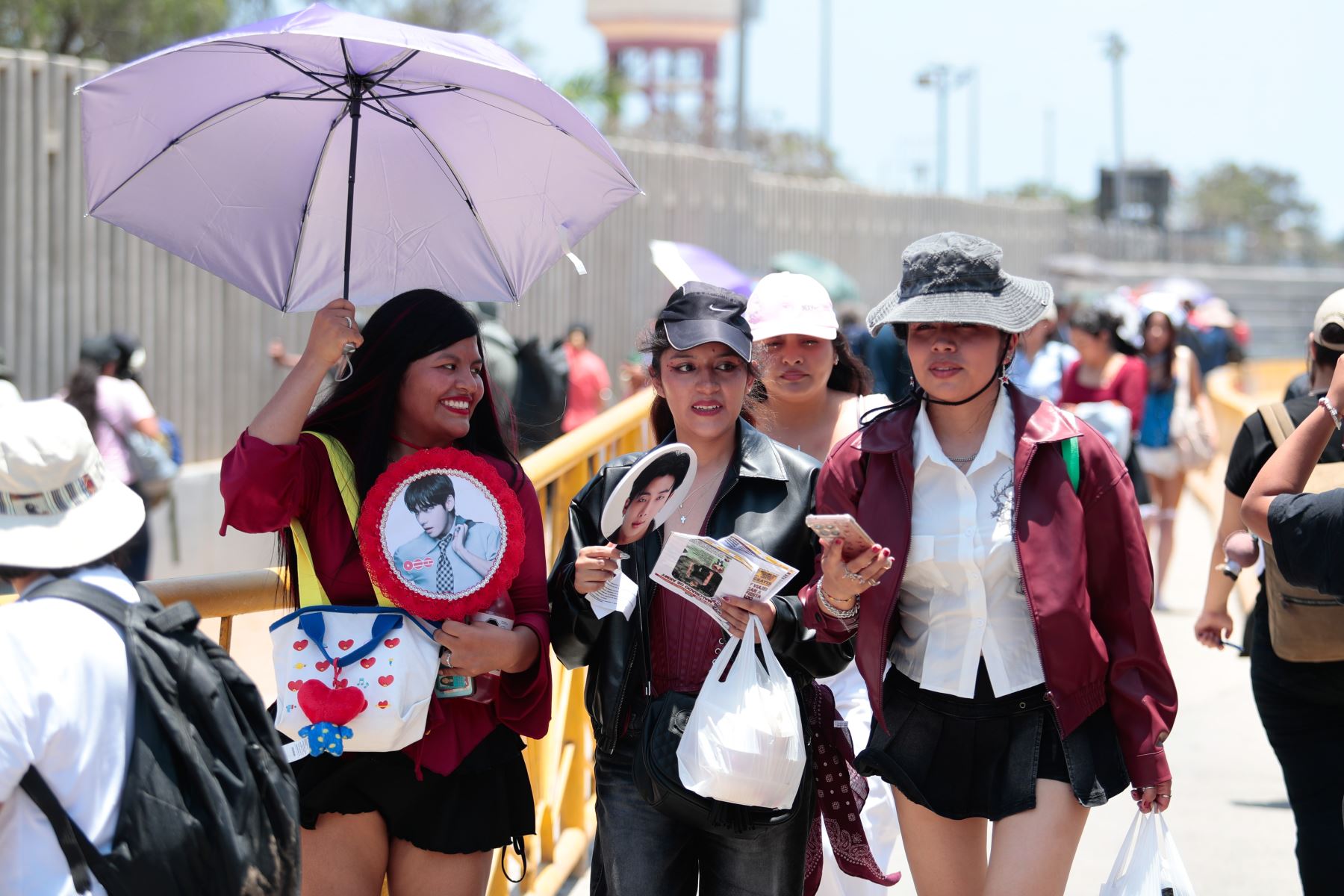 Bajo un calor extremo, miles de seguidoras de BTS, conocidas popularmente como las "armys", acuden masivamente al estadio de la Universidad San Marcos en el Cercado de Lima desde tempranas horas del día del sábado 10 de octubre de 2026, para disfrutar del tercer concierto de la agrupación coreana en el Perú como parte de su gira BTS World Tour Arirang. Foto: ANDINA/Daniel Bracamonte
