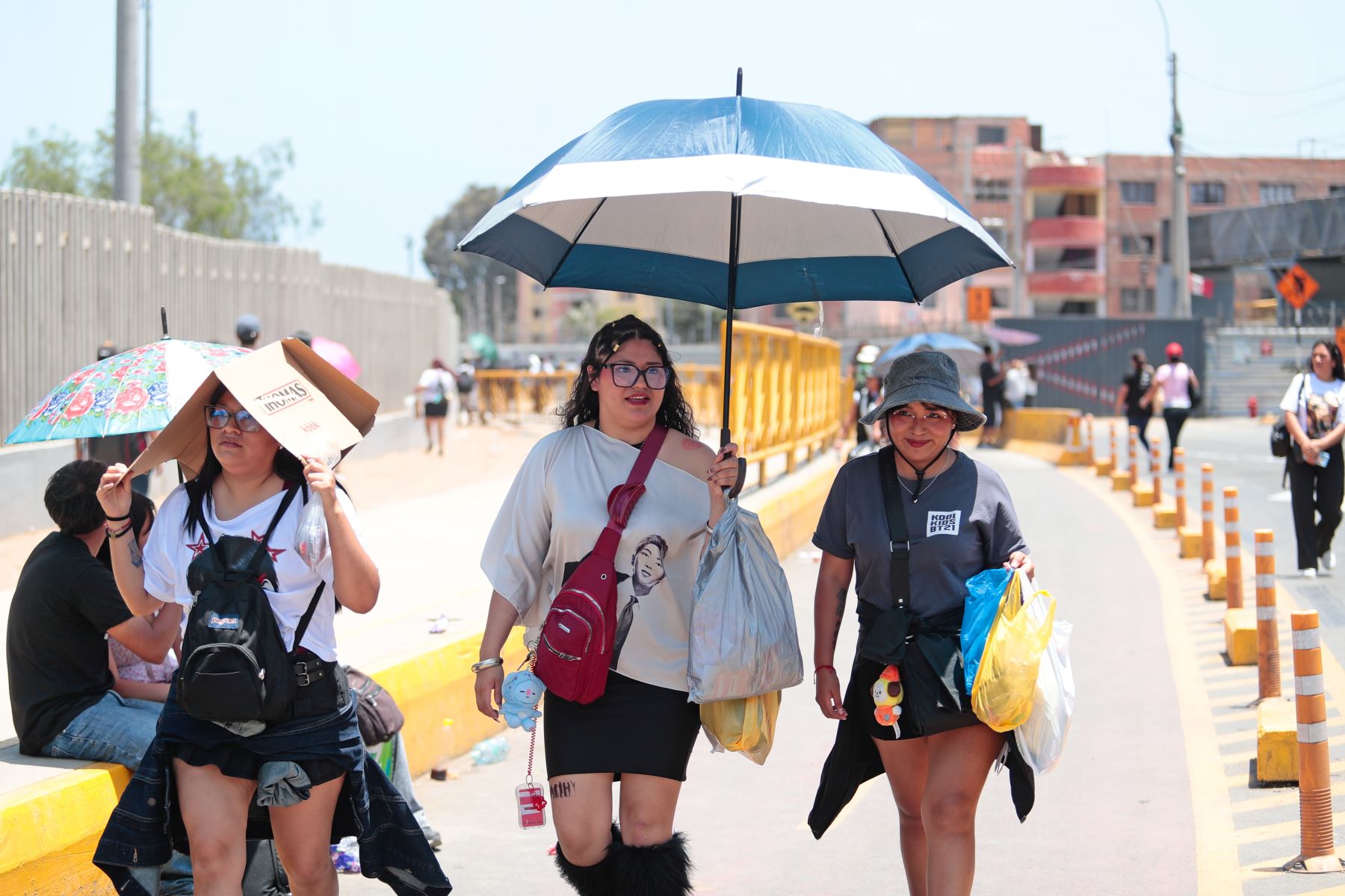 Bajo un calor extremo, miles de seguidoras de BTS, conocidas popularmente como las "armys", acuden masivamente al estadio de la Universidad San Marcos en el Cercado de Lima desde tempranas horas del día del sábado 10 de octubre de 2026, para disfrutar del tercer concierto de la agrupación coreana en el Perú como parte de su gira BTS World Tour Arirang. Foto: ANDINA/Daniel Bracamonte