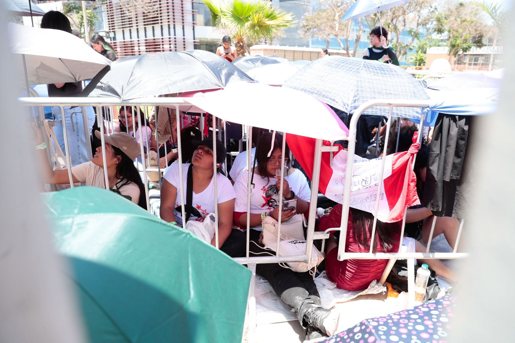 Bajo un calor extremo, miles de seguidoras de BTS, conocidas popularmente como las "armys", acuden masivamente al estadio de la Universidad San Marcos en el Cercado de Lima desde tempranas horas del día del sábado 10 de octubre de 2026, para disfrutar del tercer concierto de la agrupación coreana en el Perú como parte de su gira BTS World Tour Arirang. Foto: ANDINA/Daniel Bracamonte