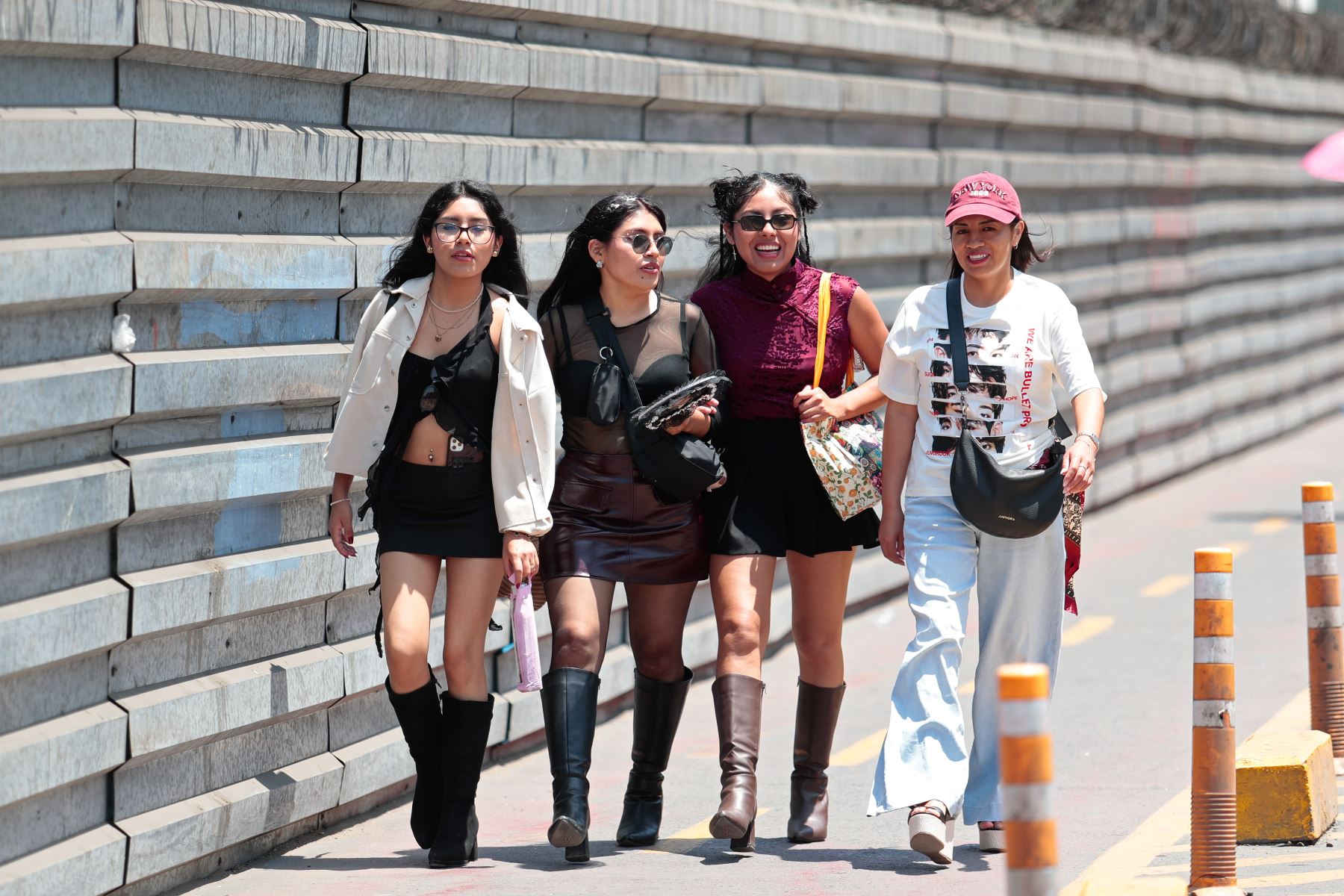 Bajo un calor extremo, miles de seguidoras de BTS, conocidas popularmente como las "armys", acuden masivamente al estadio de la Universidad San Marcos en el Cercado de Lima desde tempranas horas del día del sábado 10 de octubre de 2026, para disfrutar del tercer concierto de la agrupación coreana en el Perú como parte de su gira BTS World Tour Arirang. Foto: ANDINA/Daniel Bracamonte