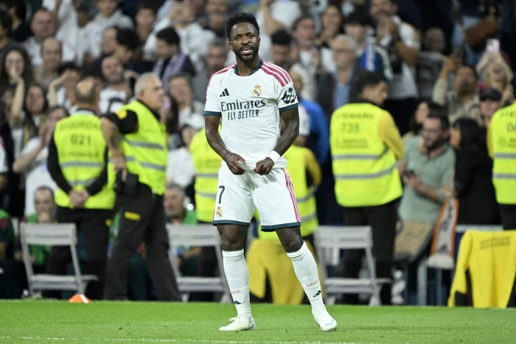 El Real Madrid se impone al Villarreal con polémica por la expulsión de Vinícius Júnior